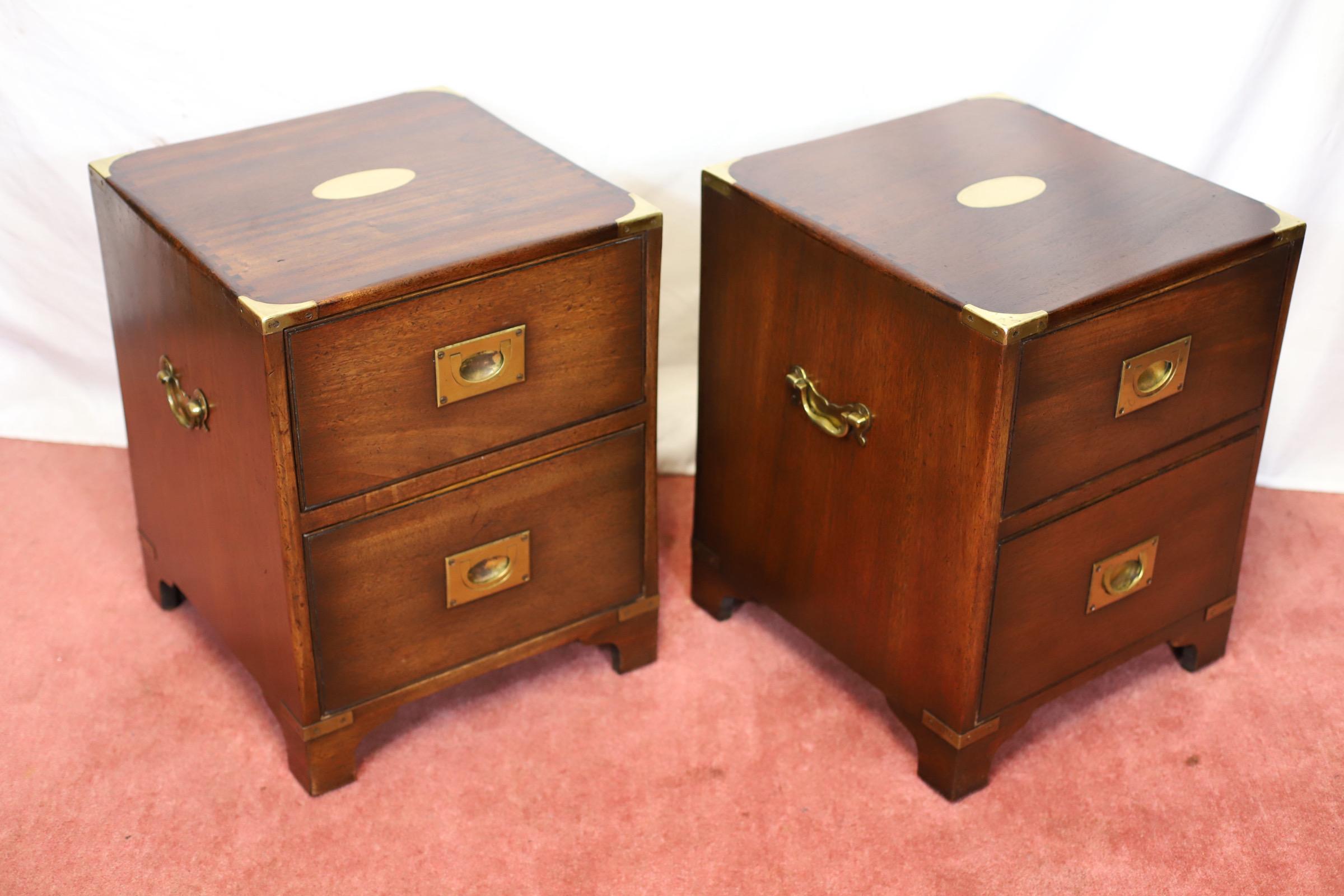 Stile Campaign Reprodux Bevan Funnel Bellissimo Comodino in stile Campaigner Militare in vendita