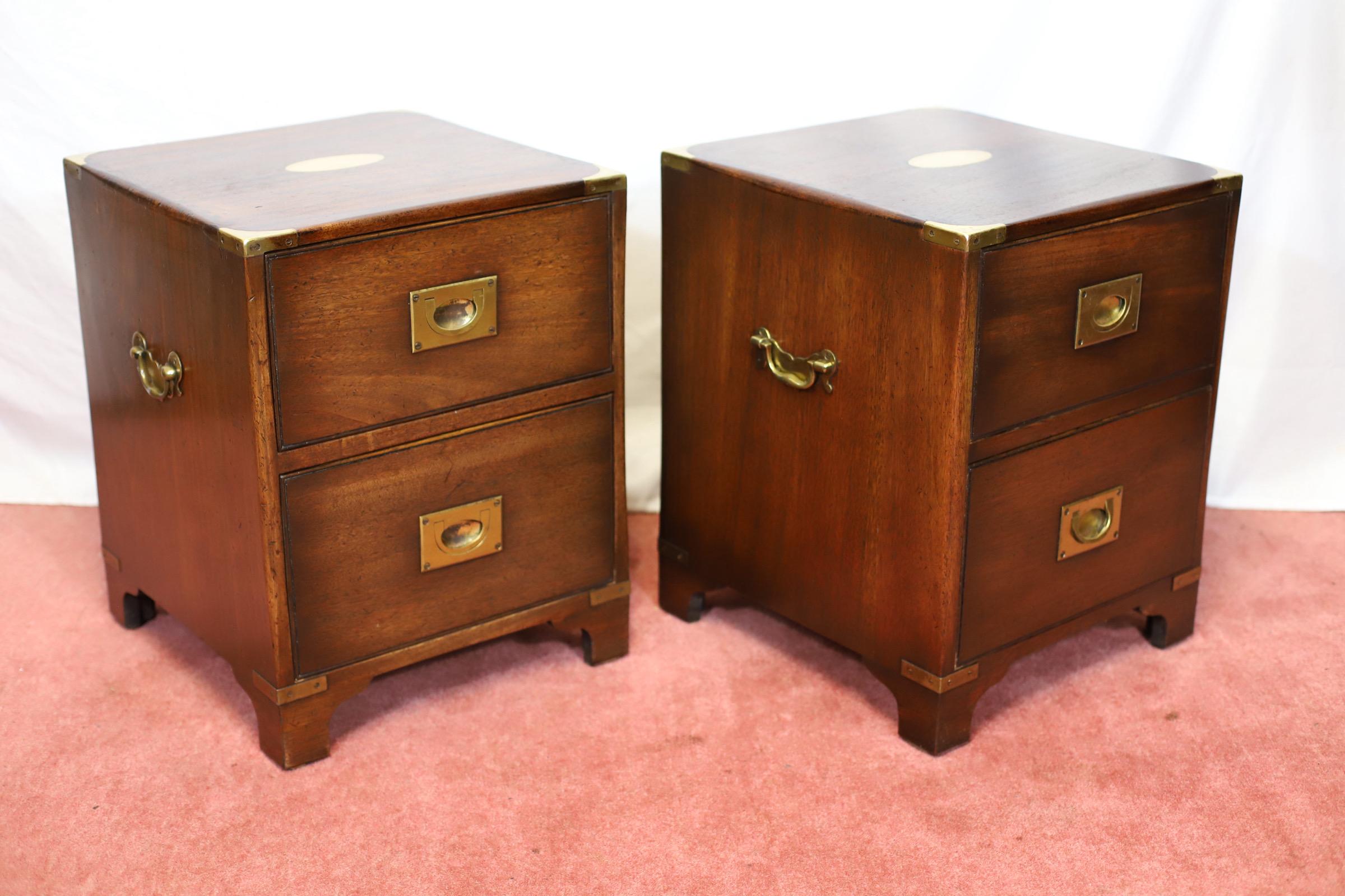 Britannico Reprodux Bevan Funnel Bellissimo Comodino in stile Campaigner Militare in vendita