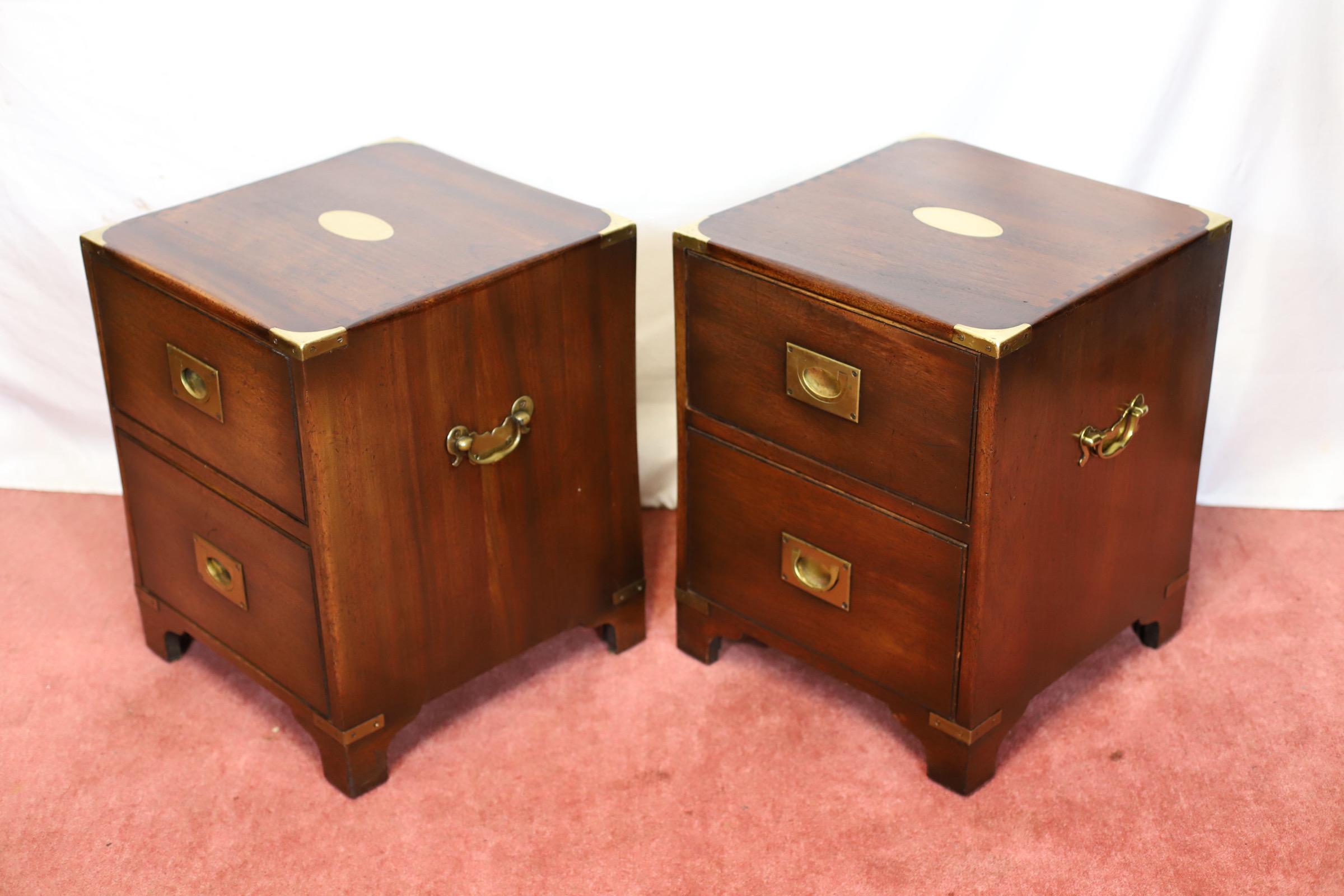 Fatto a mano Reprodux Bevan Funnel Bellissimo Comodino in stile Campaigner Militare in vendita