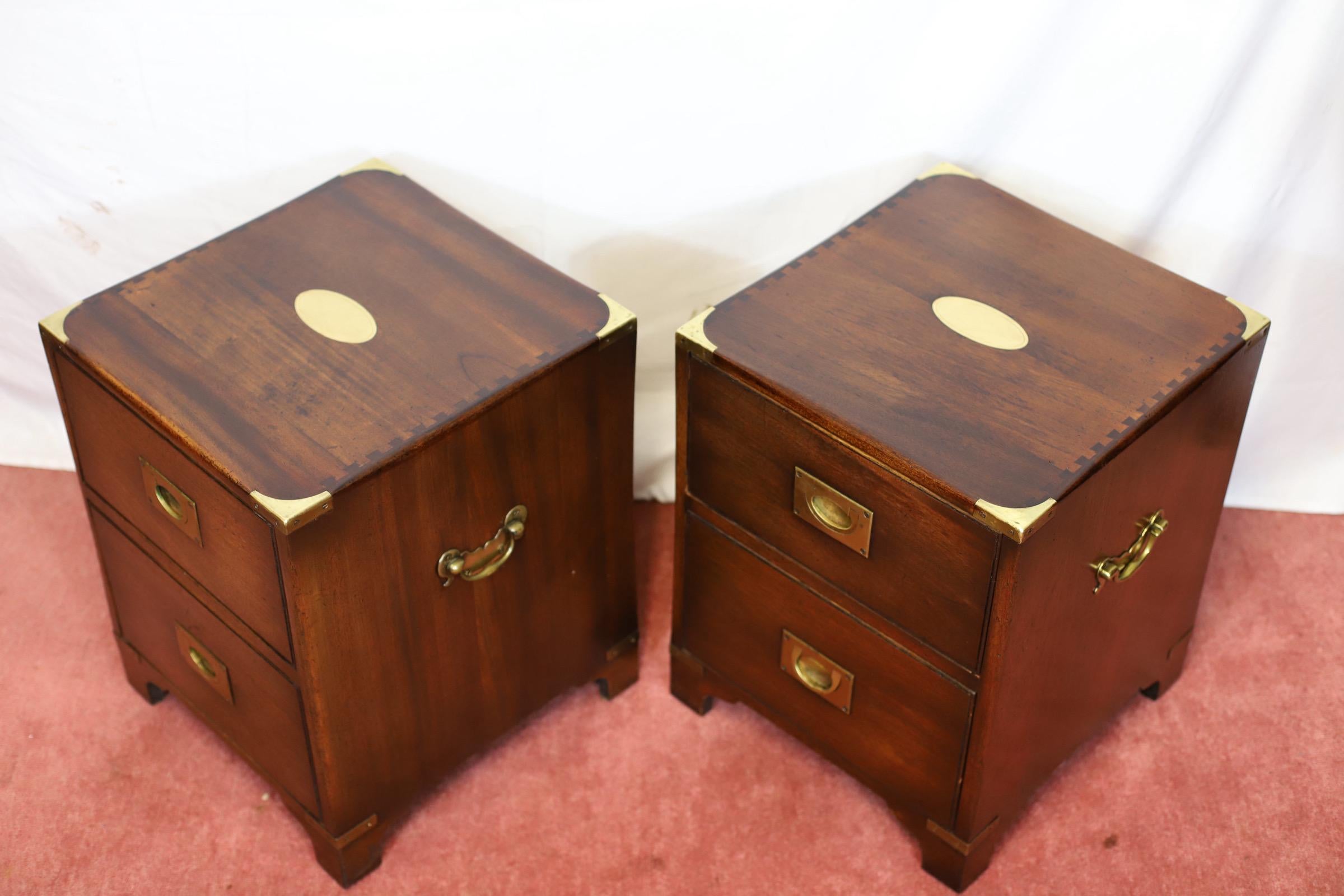 Reprodux Bevan Funnel Bellissimo Comodino in stile Campaigner Militare In condizioni buone in vendita a Crawley, GB