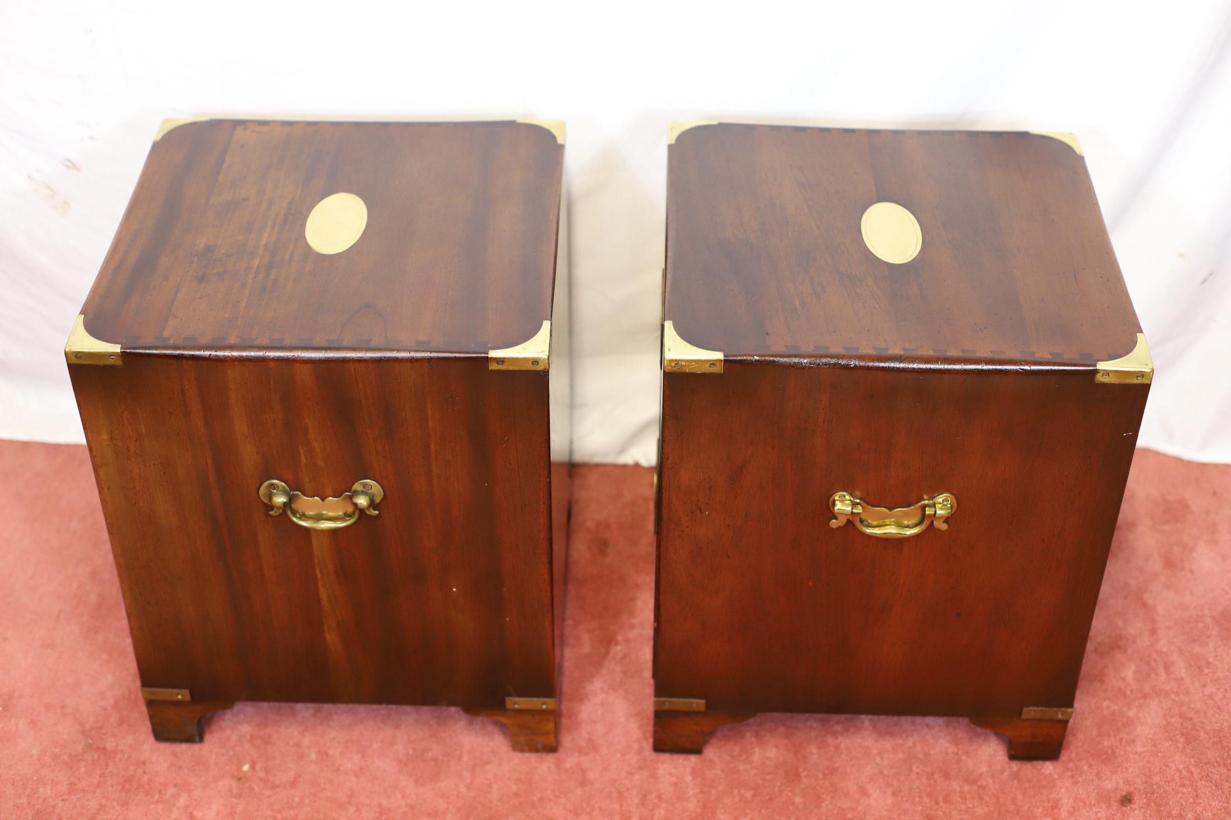 XX secolo Reprodux Bevan Funnel Bellissimo Comodino in stile Campaigner Militare in vendita