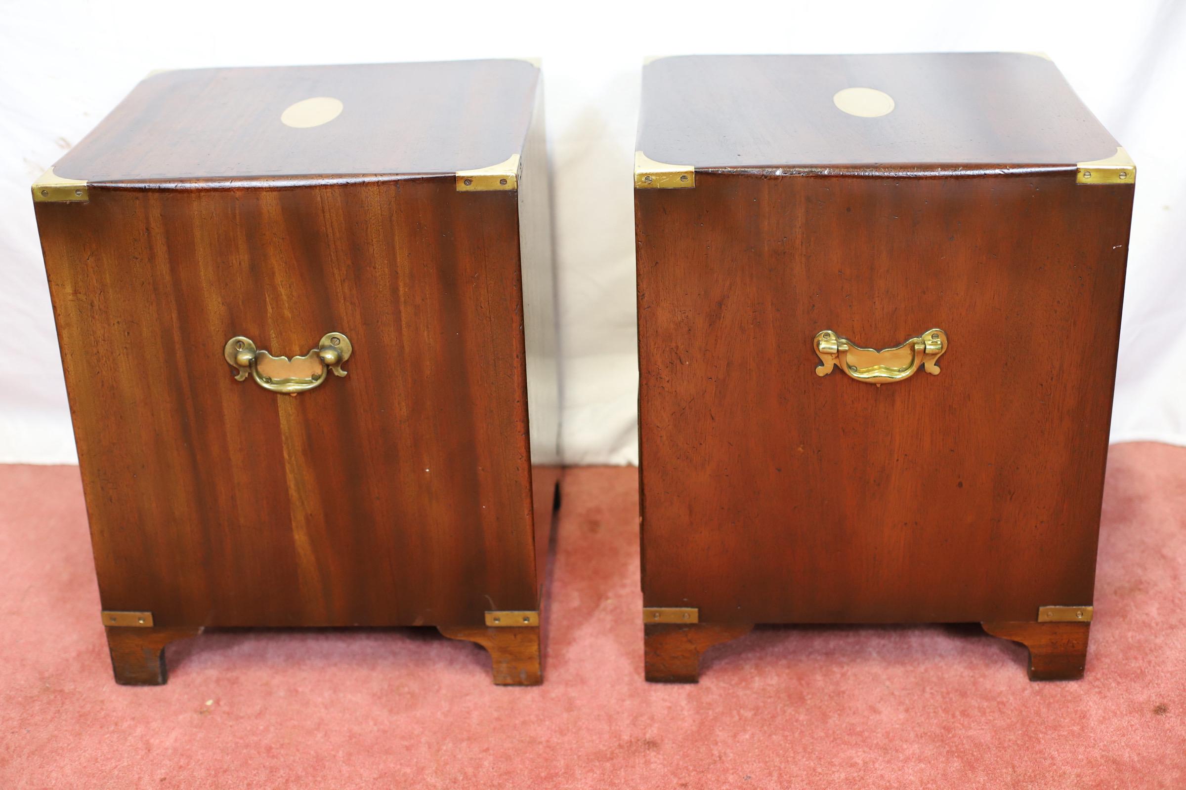 Ottone Reprodux Bevan Funnel Bellissimo Comodino in stile Campaigner Militare in vendita