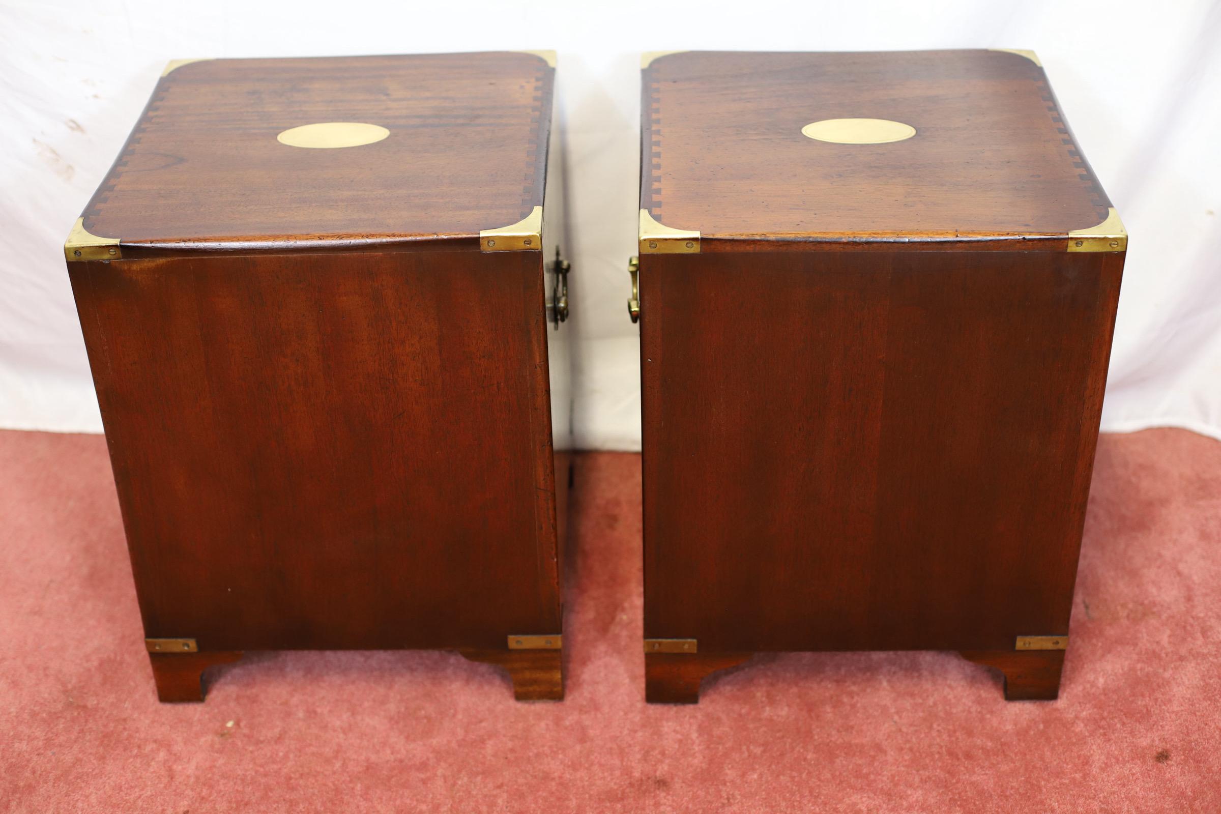 Reprodux Bevan Funnel Bellissimo Comodino in stile Campaigner Militare in vendita 1