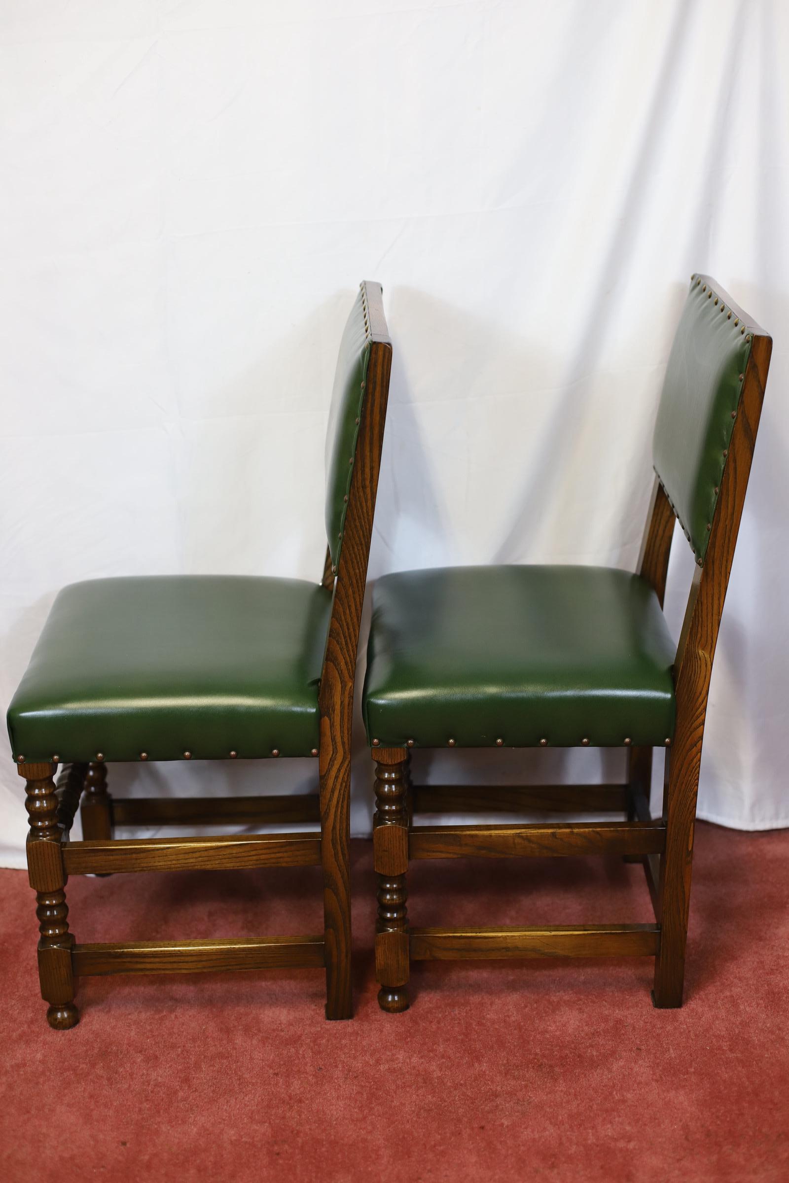Reprodux Bevan Trichter Lovely  Acht Esszimmerstühle aus Eiche und Leder im Angebot 9