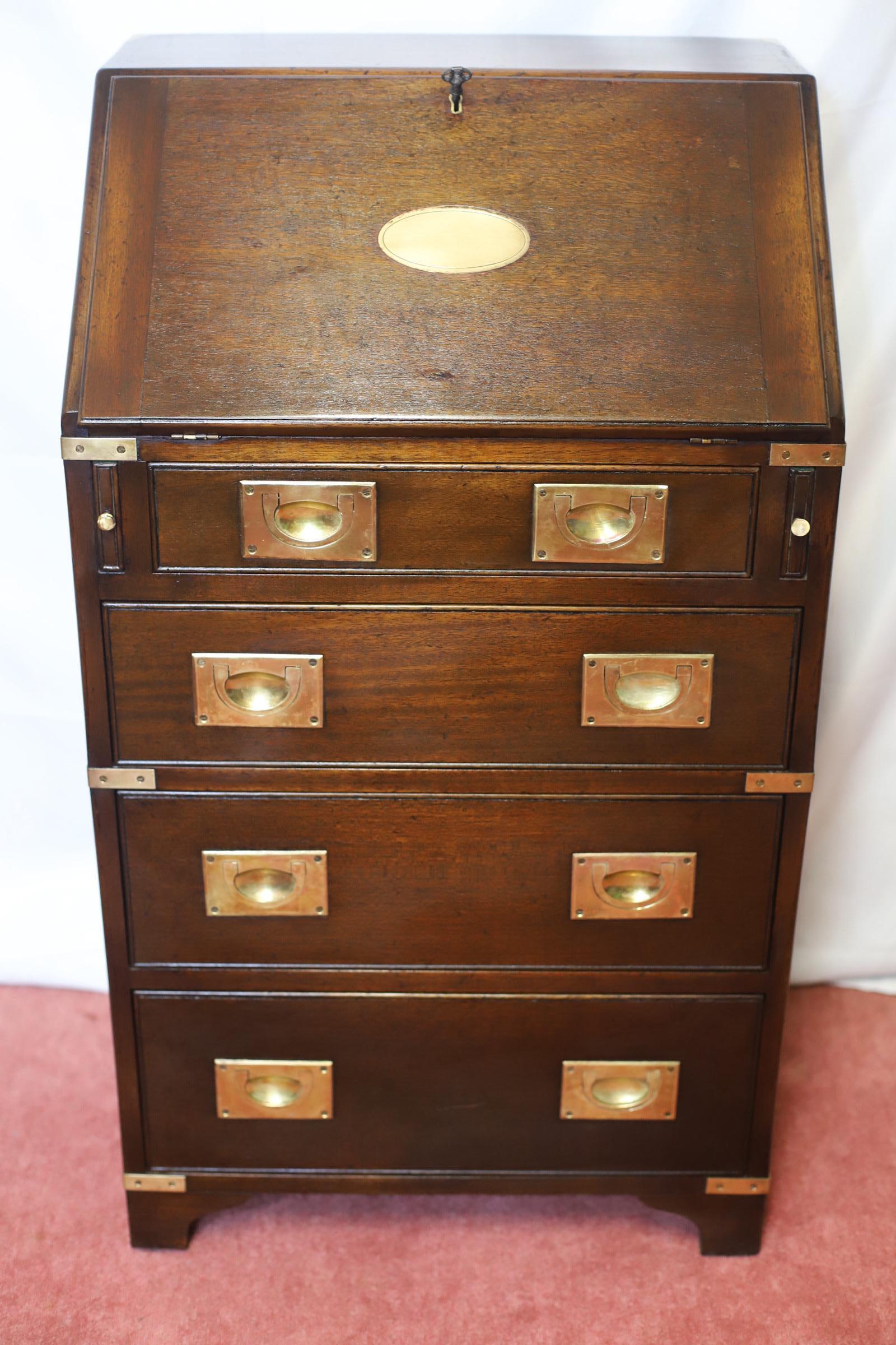 We delight to offer this lovely campaign style small bureau with brass handles and four drawers on bracket feet made by Reprodux , lovely condition .
Don't hesitate to contact me if you have any questions.
Please have a closer look at the pictures