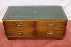 Reprodux Bevan Funnell Lovely Military Campaigner Style Chest Of Four Drawers (commode à quatre tiroirs)