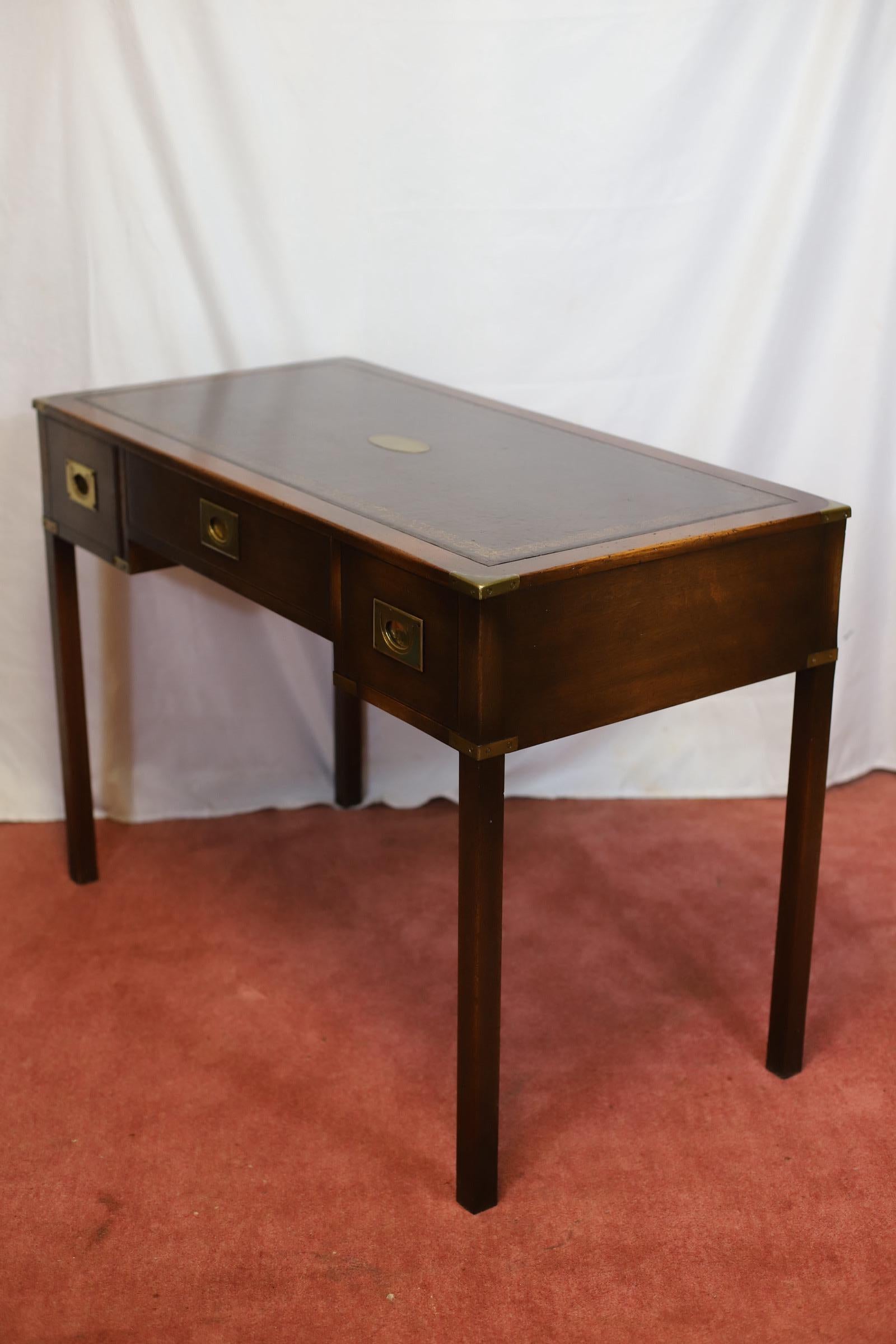 Reprodux Bevan Funnell Lovely Military Campaigner Style Schreibtisch im Angebot 2