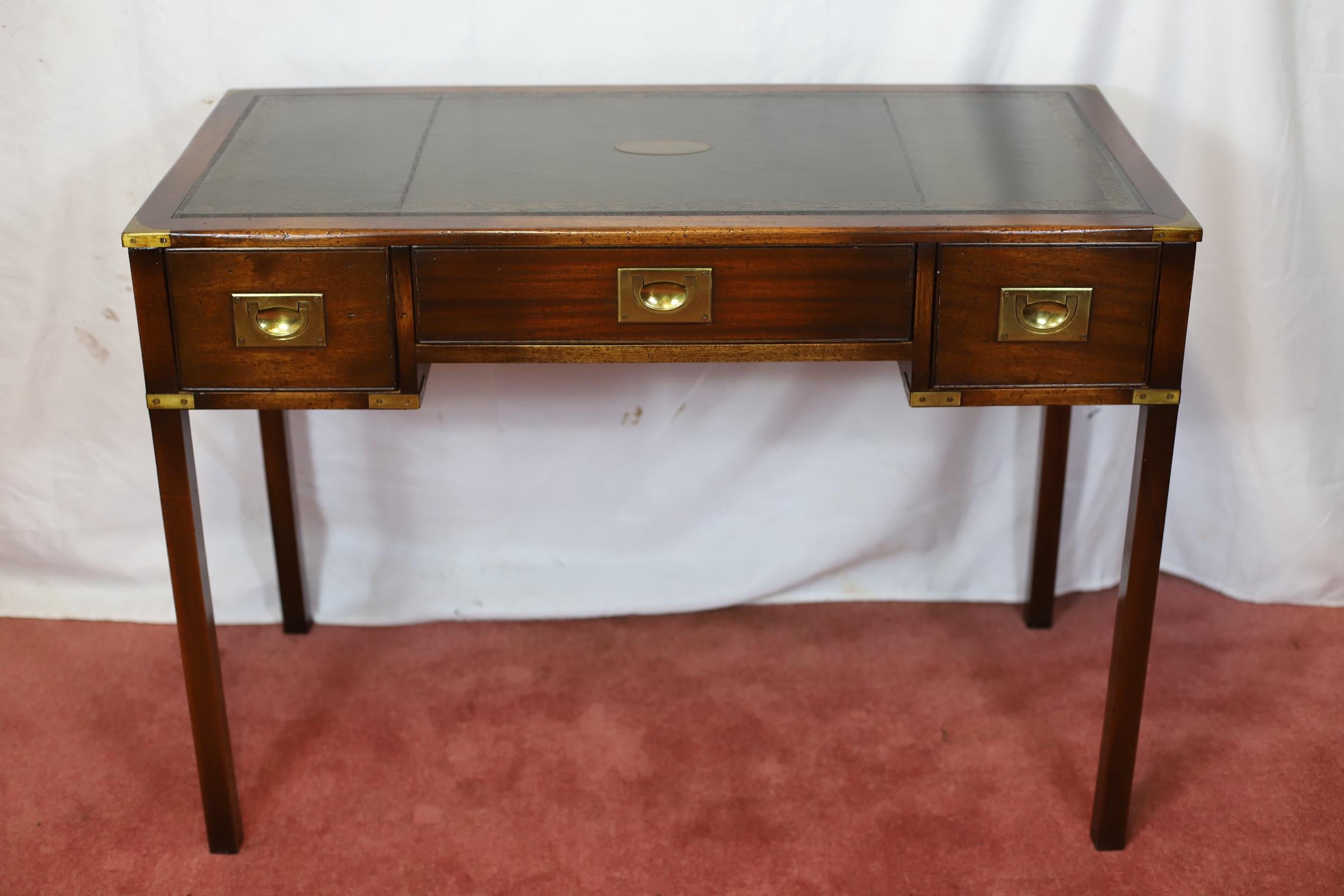 Nos complace poner a la venta esta increíble mesa de escritorio de campaña militar con esquinas de latón y tapa de cuero fabricada por Reprodux Bevan Funnell.
No dudes en ponerte en contacto conmigo si tienes alguna pregunta.
Observe detenidamente