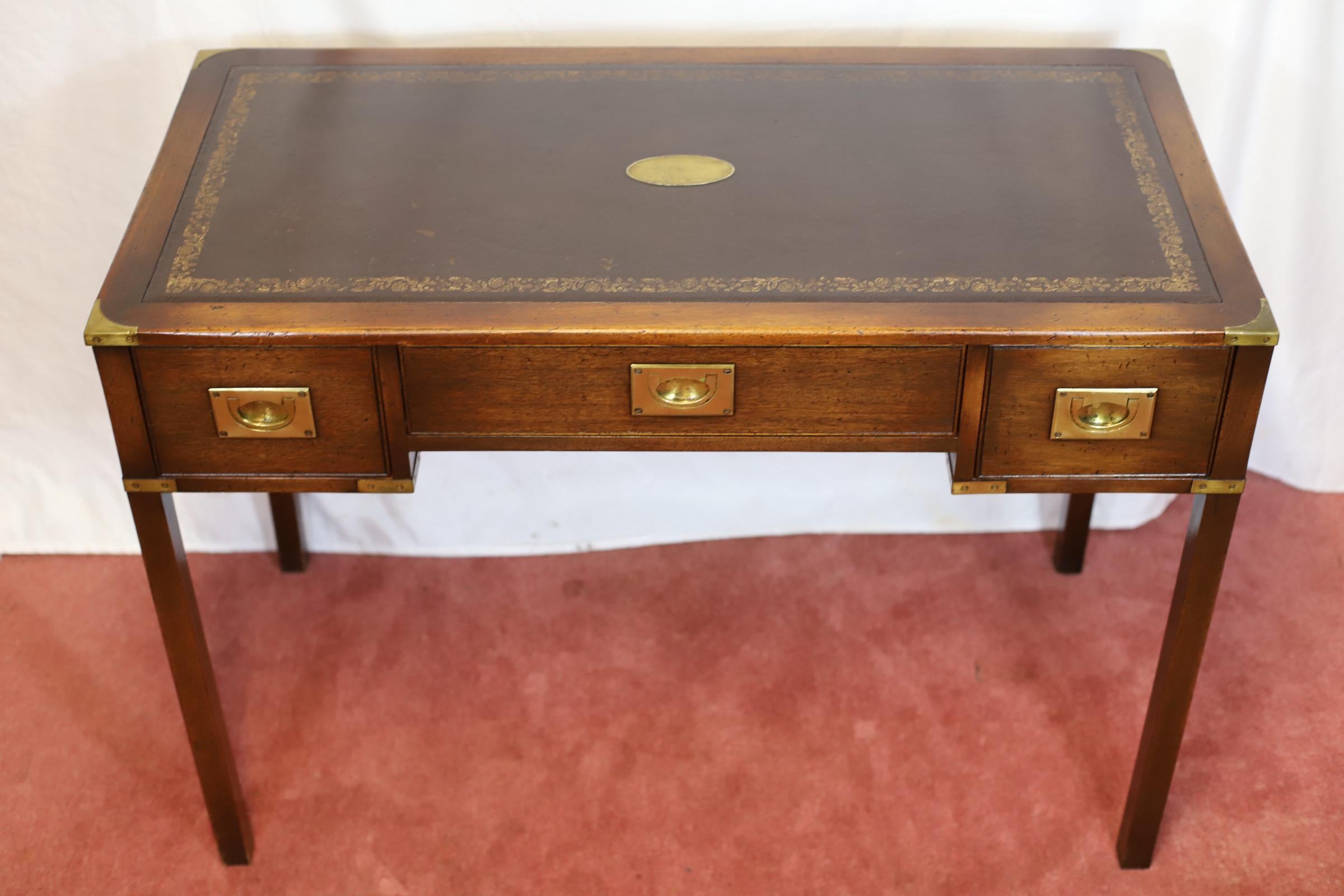 Reprodux Bevan Funnell Lovely Military Campaigner Style Schreibtisch (Kampagne) im Angebot