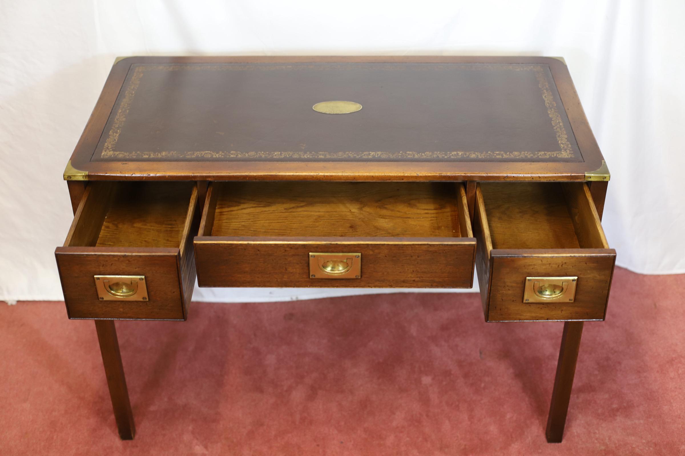 Reprodux Bevan Funnell Lovely Military Campaigner Style Schreibtisch (Britisch) im Angebot