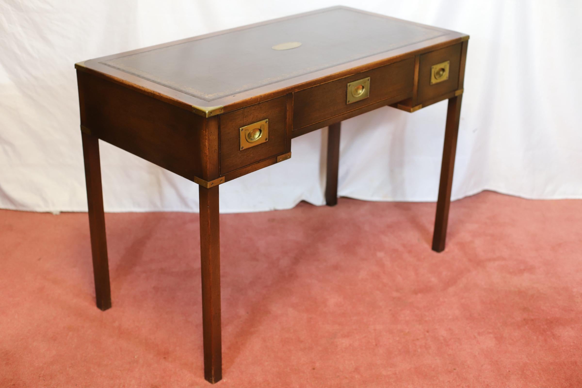Reprodux Bevan Funnell Lovely Military Campaigner Style Schreibtisch (Handgefertigt) im Angebot