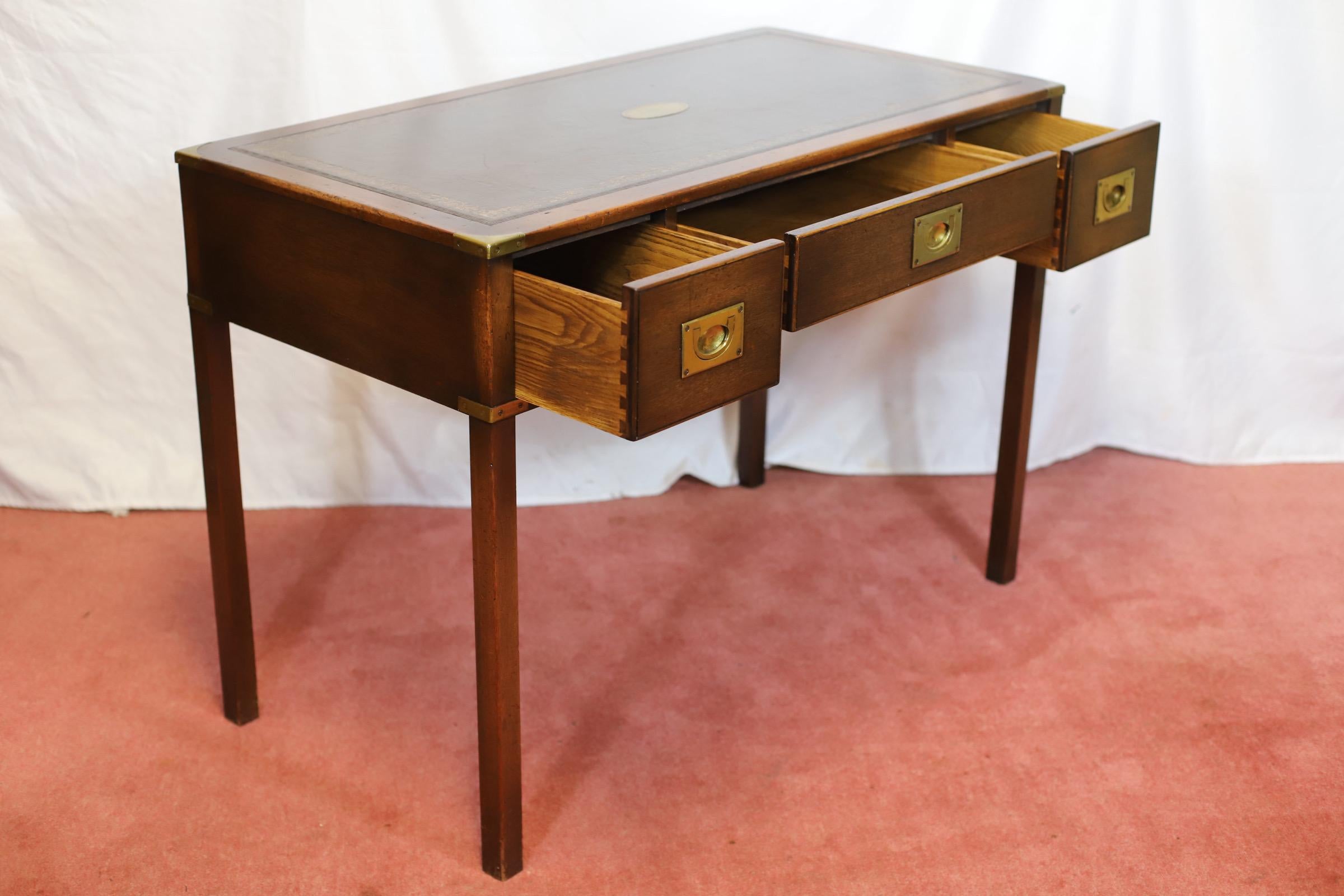 Reprodux Bevan Funnell Lovely Military Campaigner Style Schreibtisch im Zustand „Gut“ im Angebot in Crawley, GB