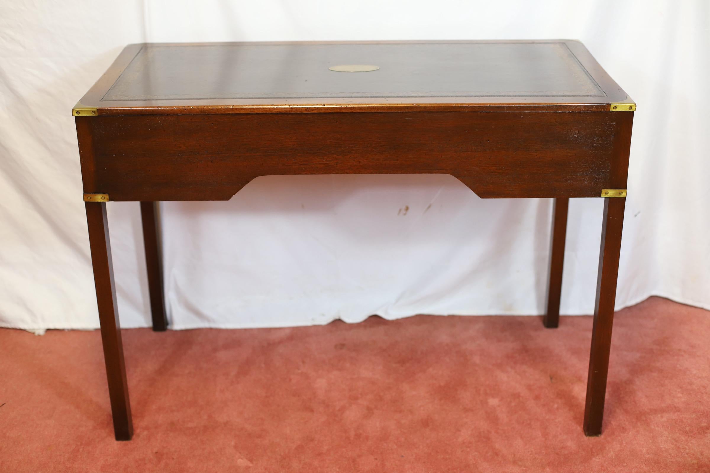 Reprodux Bevan Funnell Lovely Military Campaigner Style Schreibtisch (Messing) im Angebot