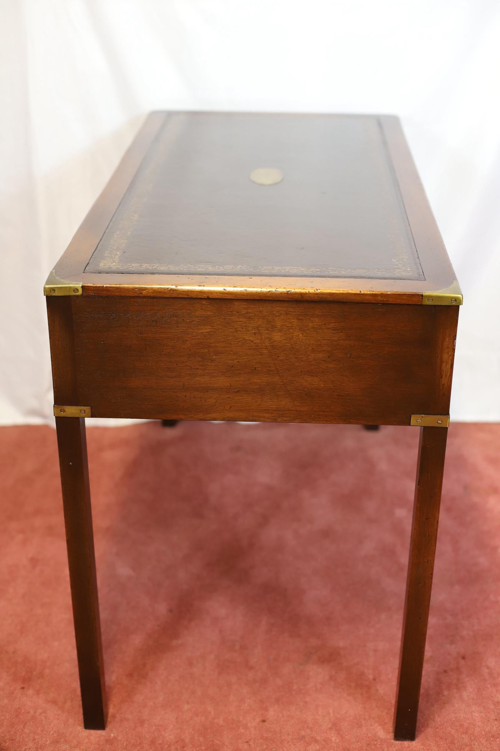 Reprodux Bevan Funnell Lovely Military Campaigner Style Schreibtisch im Angebot 1