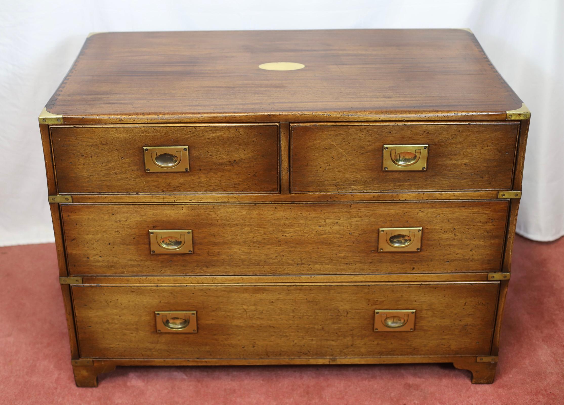 Siamo lieti di offrire in vendita questa splendida cassettiera a quattro cassetti in stile Campaigner, realizzata da Bevan Funnell, con due cassetti corti e due lunghi con maniglie in ottone, in ottime condizioni!
Non esitare a contattarmi per
