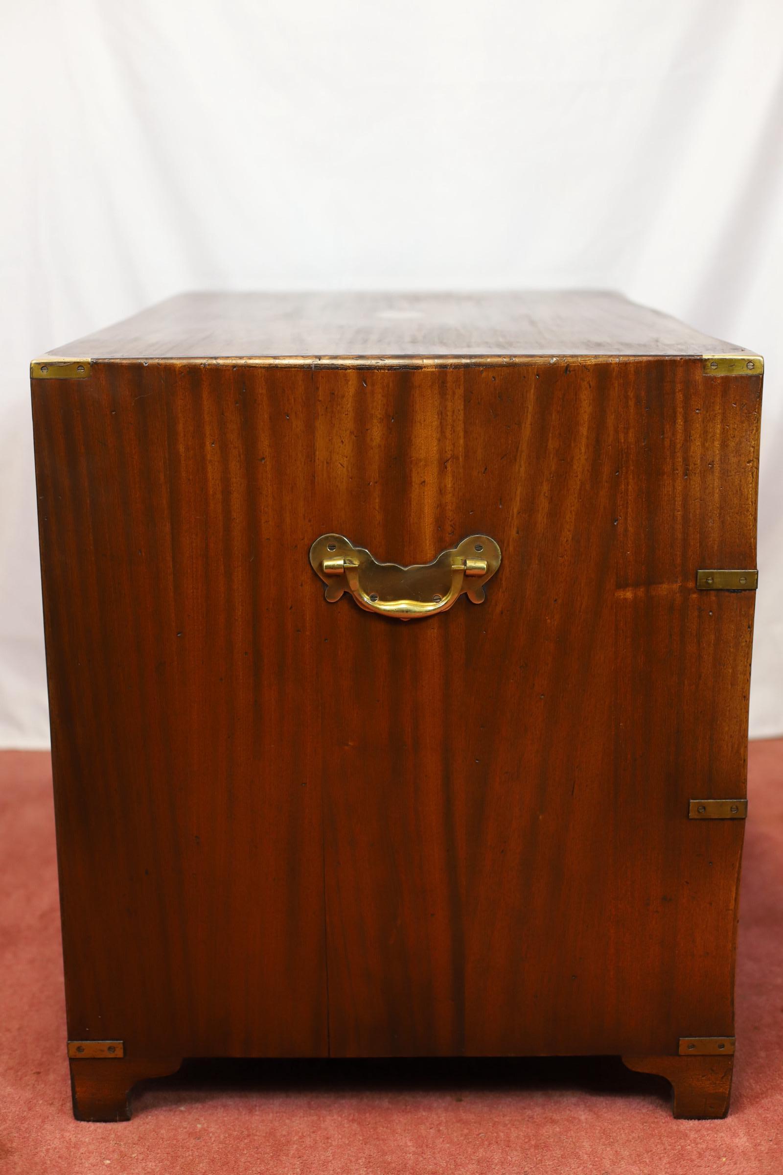 Reprodux Bevan Funnell, splendida cassettiera militare in stile Campaigner In condizioni buone in vendita a Crawley, GB