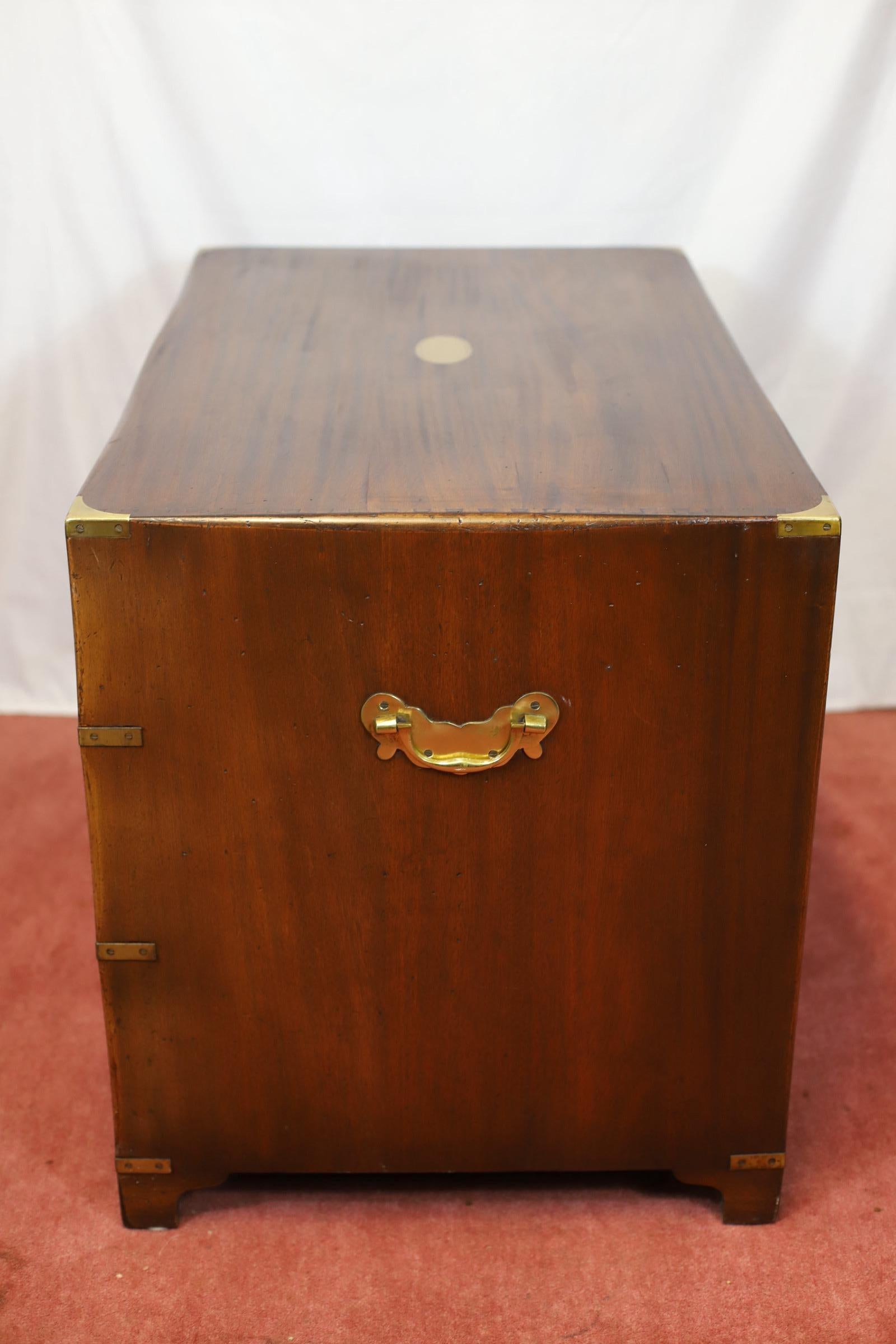Ottone Reprodux Bevan Funnell, splendida cassettiera militare in stile Campaigner in vendita