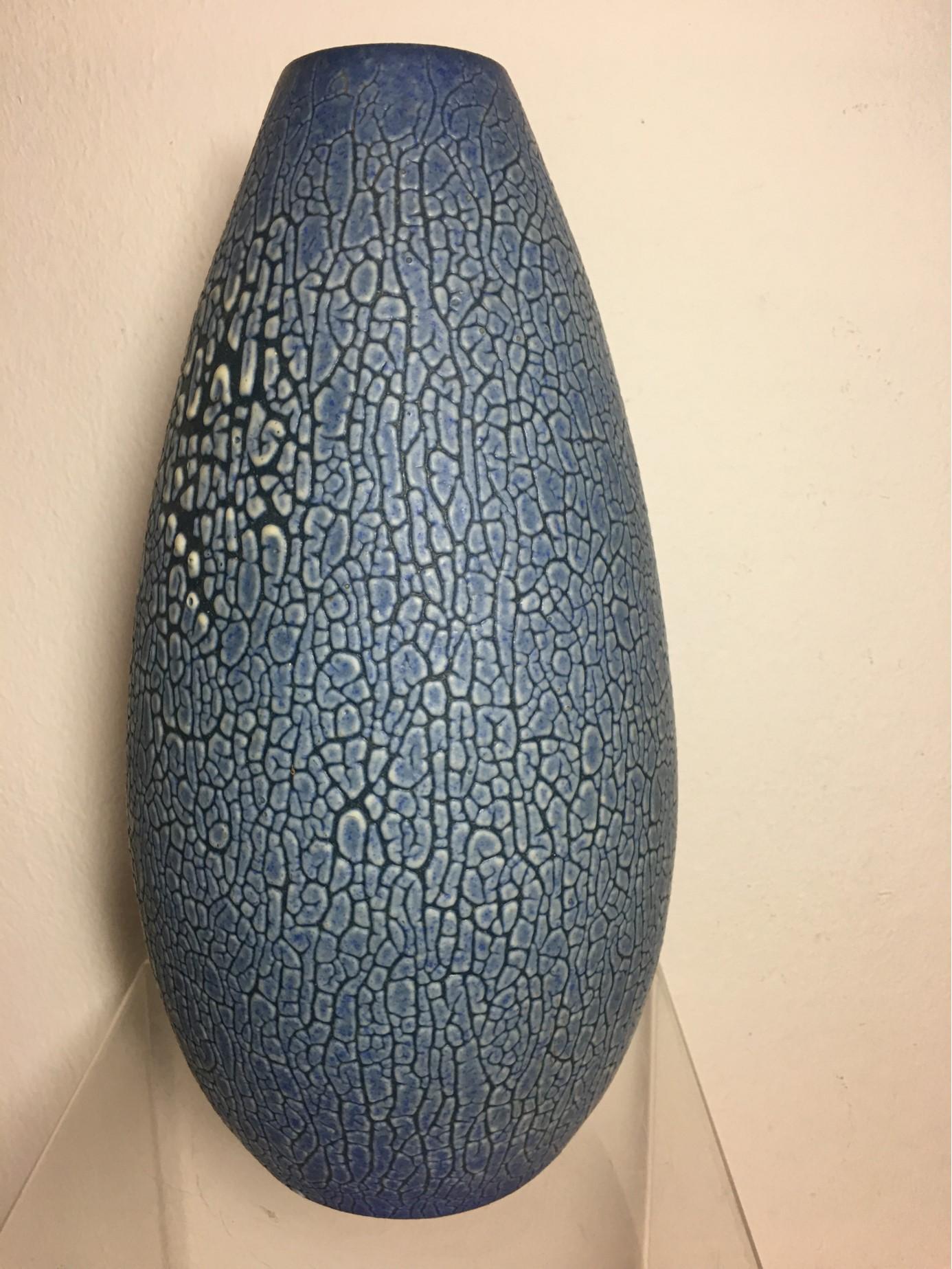 Ceramic Vase with a pretty reptile skin look in a magnificent 