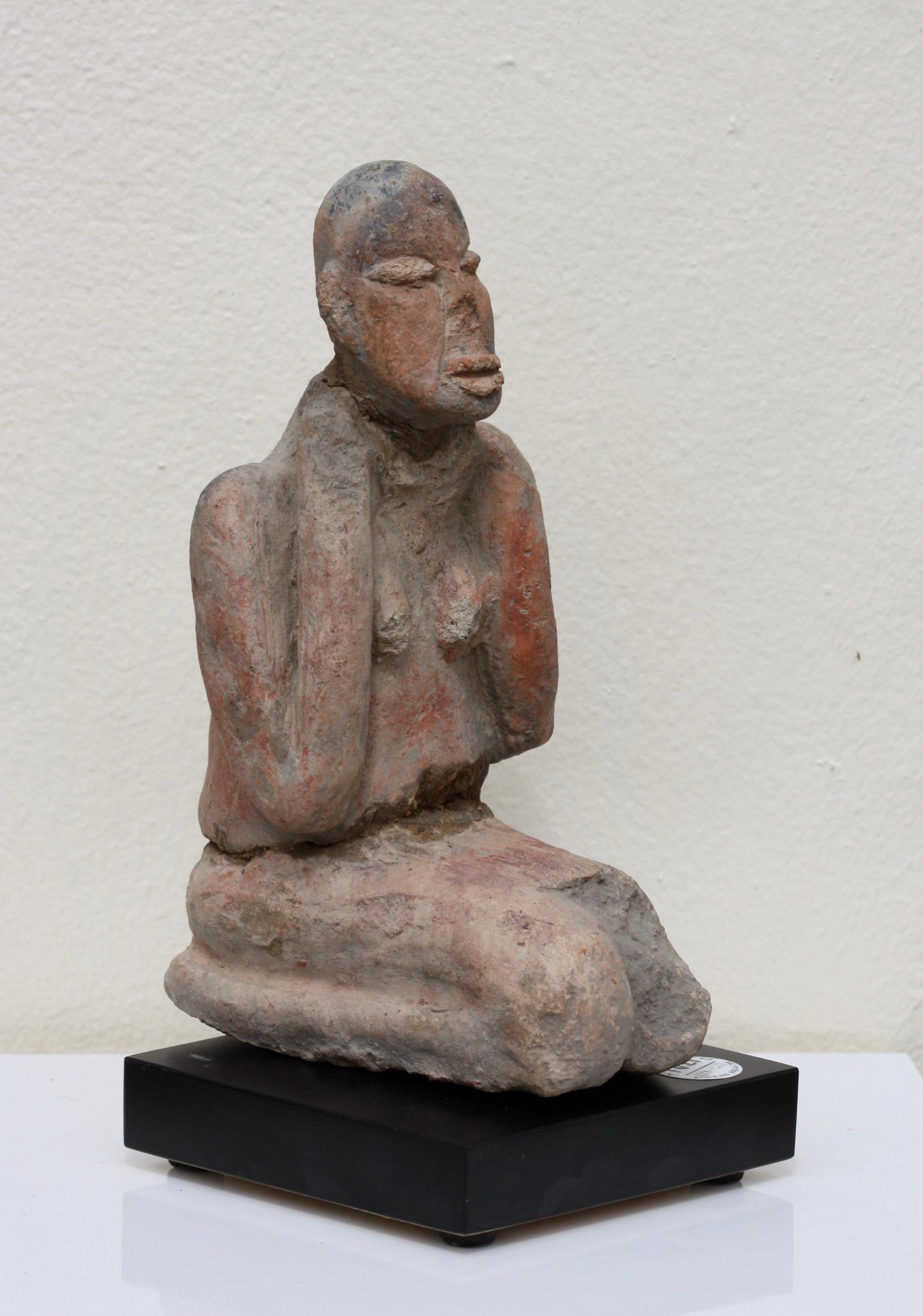 Republic of Mali Terrakotta-Figur einer weiblichen asketischen Figur aus Mali im Angebot 1