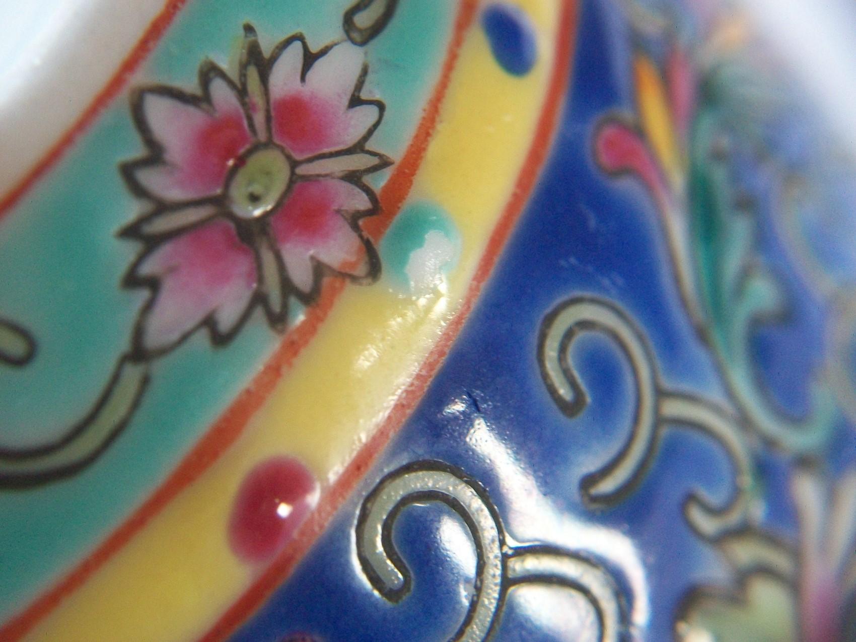 Pot et couvercle en porcelaine en forme de tonneau de la période de la République - Chine - Début du 20e siècle en vente 2
