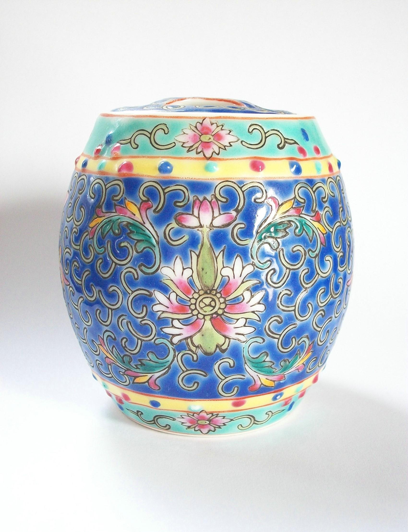 Exportation chinoise Pot et couvercle en porcelaine en forme de tonneau de la période de la République - Chine - Début du 20e siècle en vente