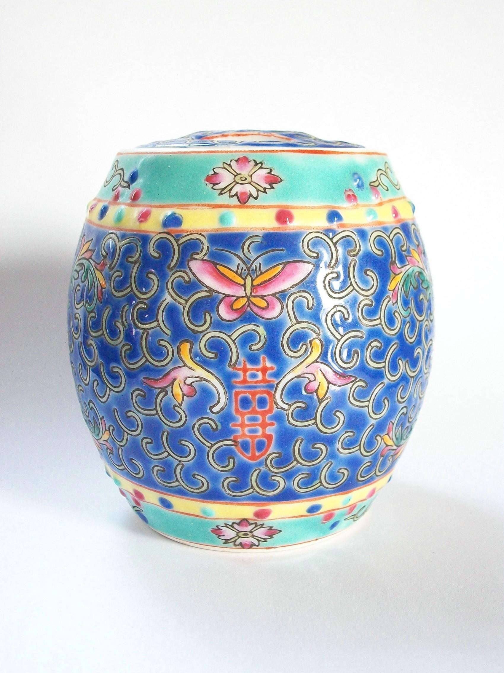 Chinois Pot et couvercle en porcelaine en forme de tonneau de la période de la République - Chine - Début du 20e siècle en vente
