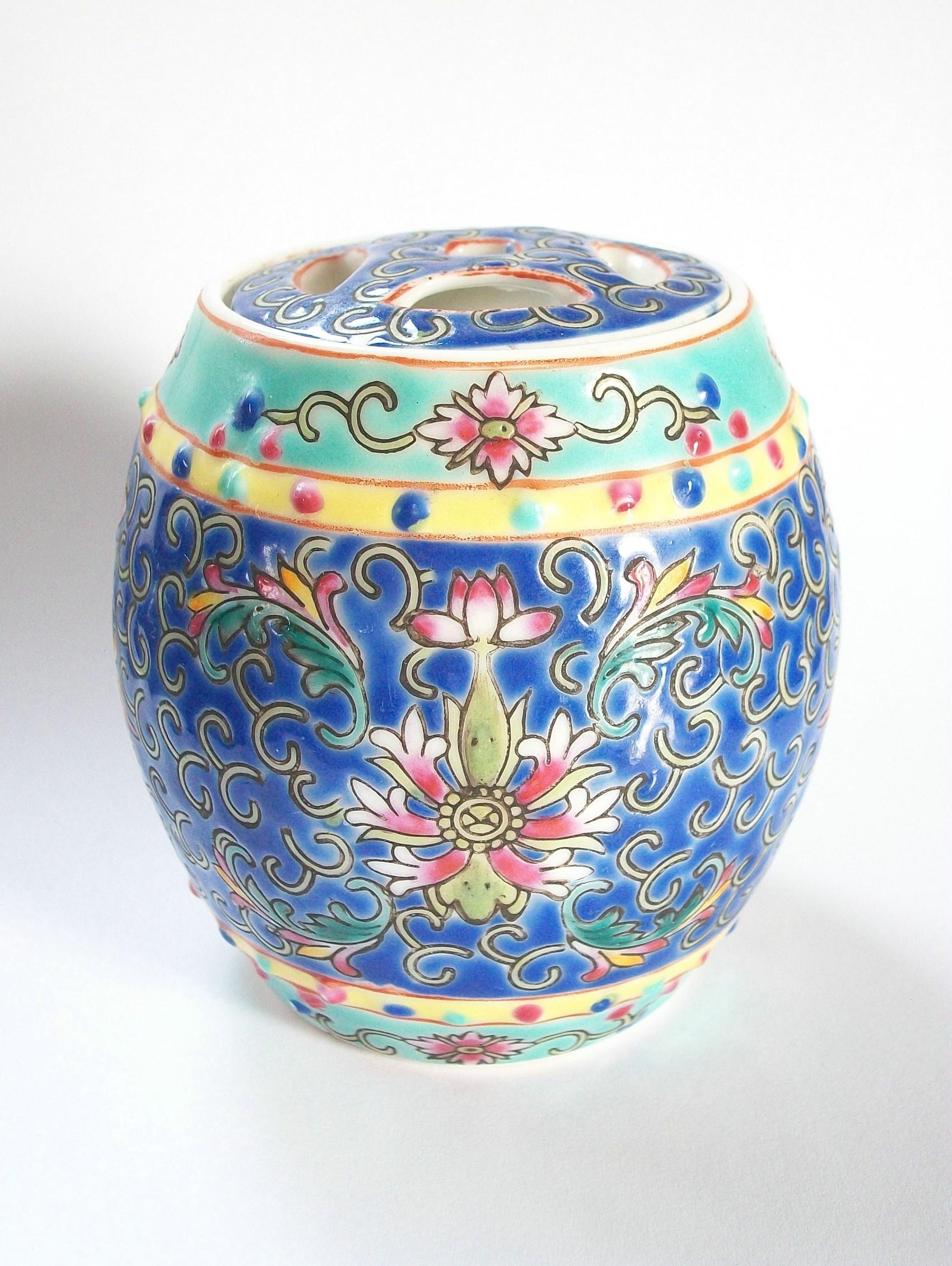 Pot et couvercle en porcelaine en forme de tonneau de la période de la République - Chine - Début du 20e siècle Bon état - En vente à Chatham, ON