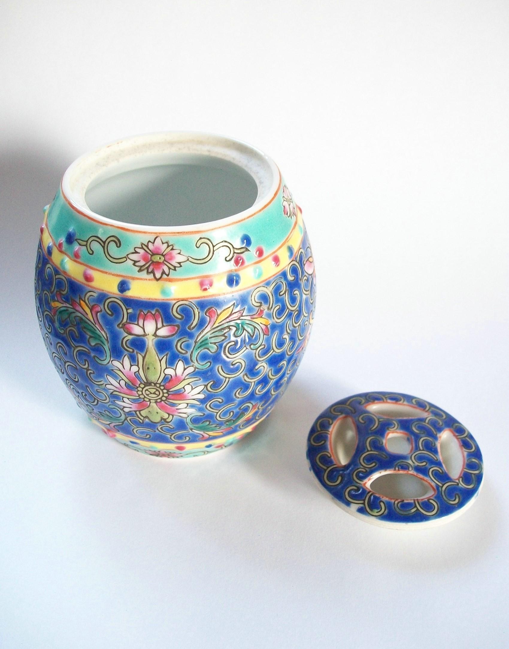 20ième siècle Pot et couvercle en porcelaine en forme de tonneau de la période de la République - Chine - Début du 20e siècle en vente