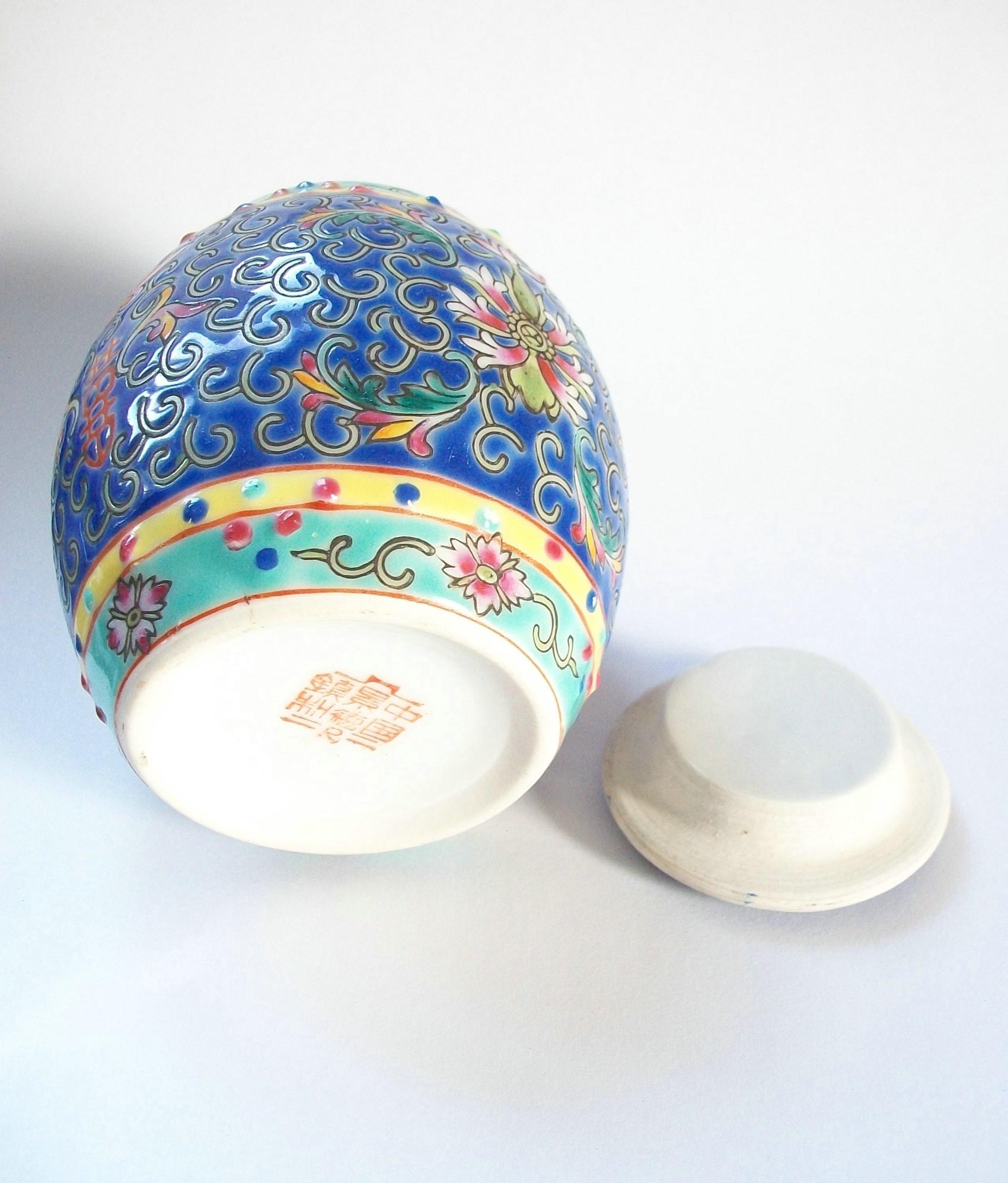 Céramique Pot et couvercle en porcelaine en forme de tonneau de la période de la République - Chine - Début du 20e siècle en vente