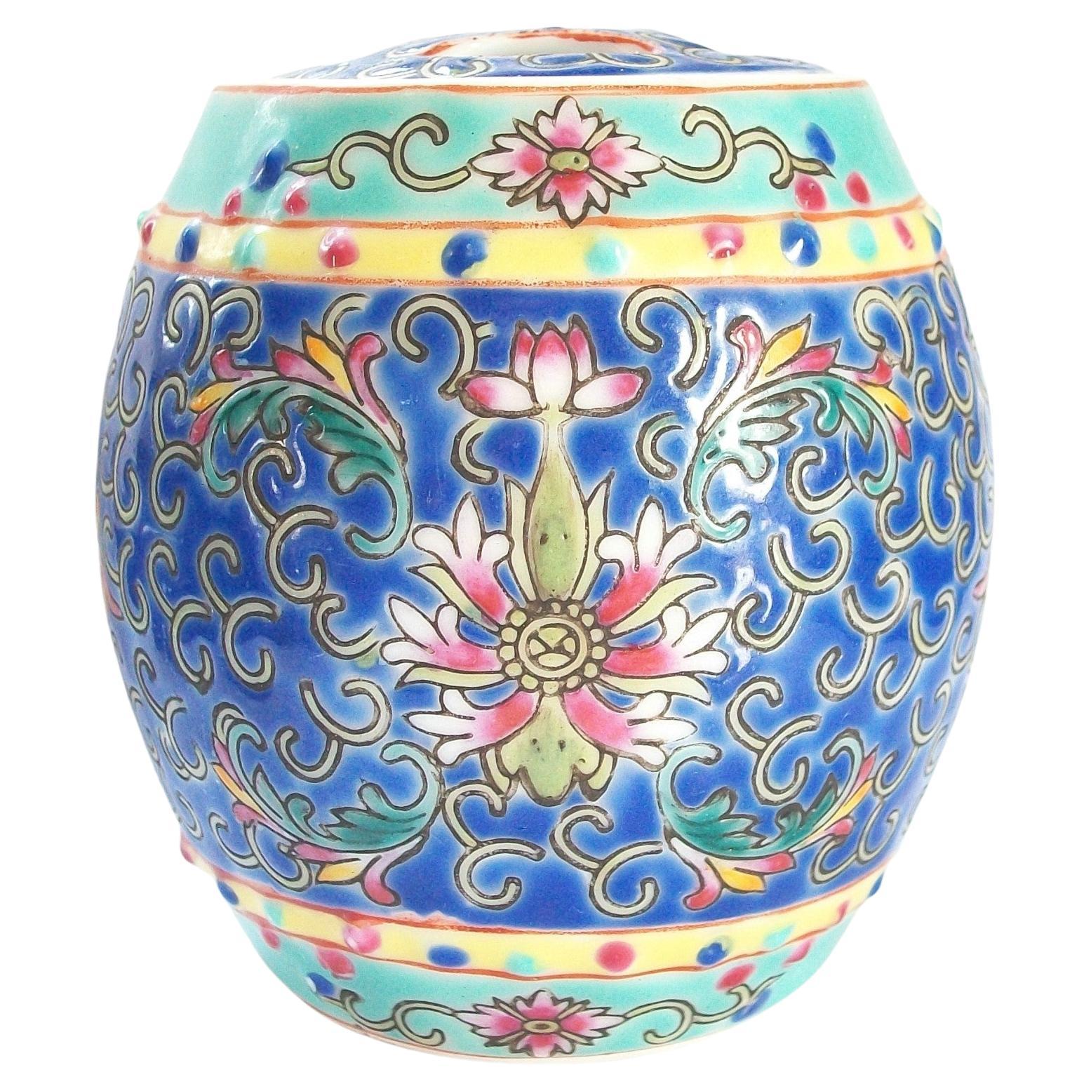 Pot et couvercle en porcelaine en forme de tonneau de la période de la République - Chine - Début du 20e siècle en vente