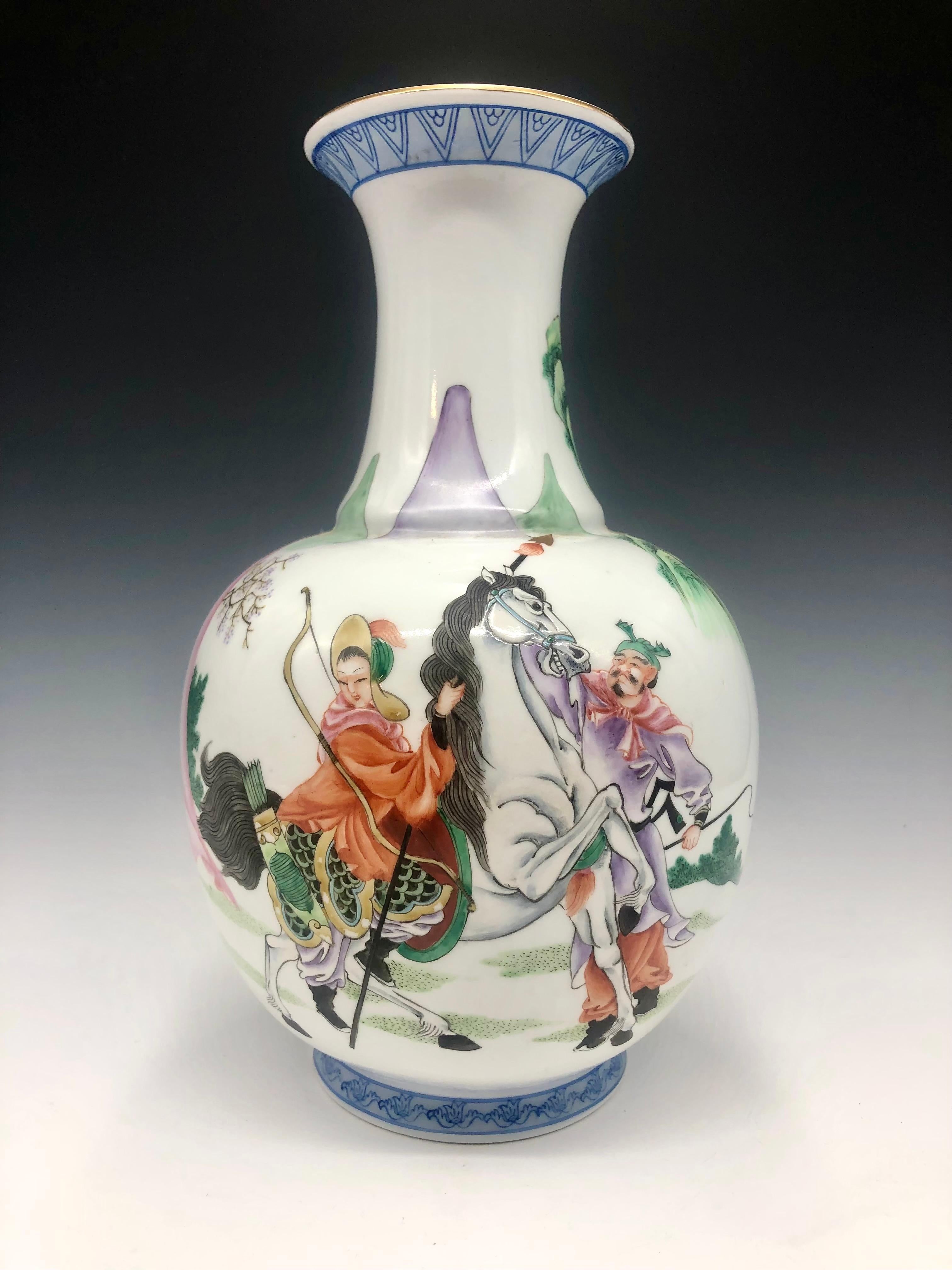 Vase en porcelaine chinoise finement peint à la main et décoré de vibrants émaux de la famille rose. Le revers porte une inscription poétique originale composée par le décorateur (zi shi 自詩, 