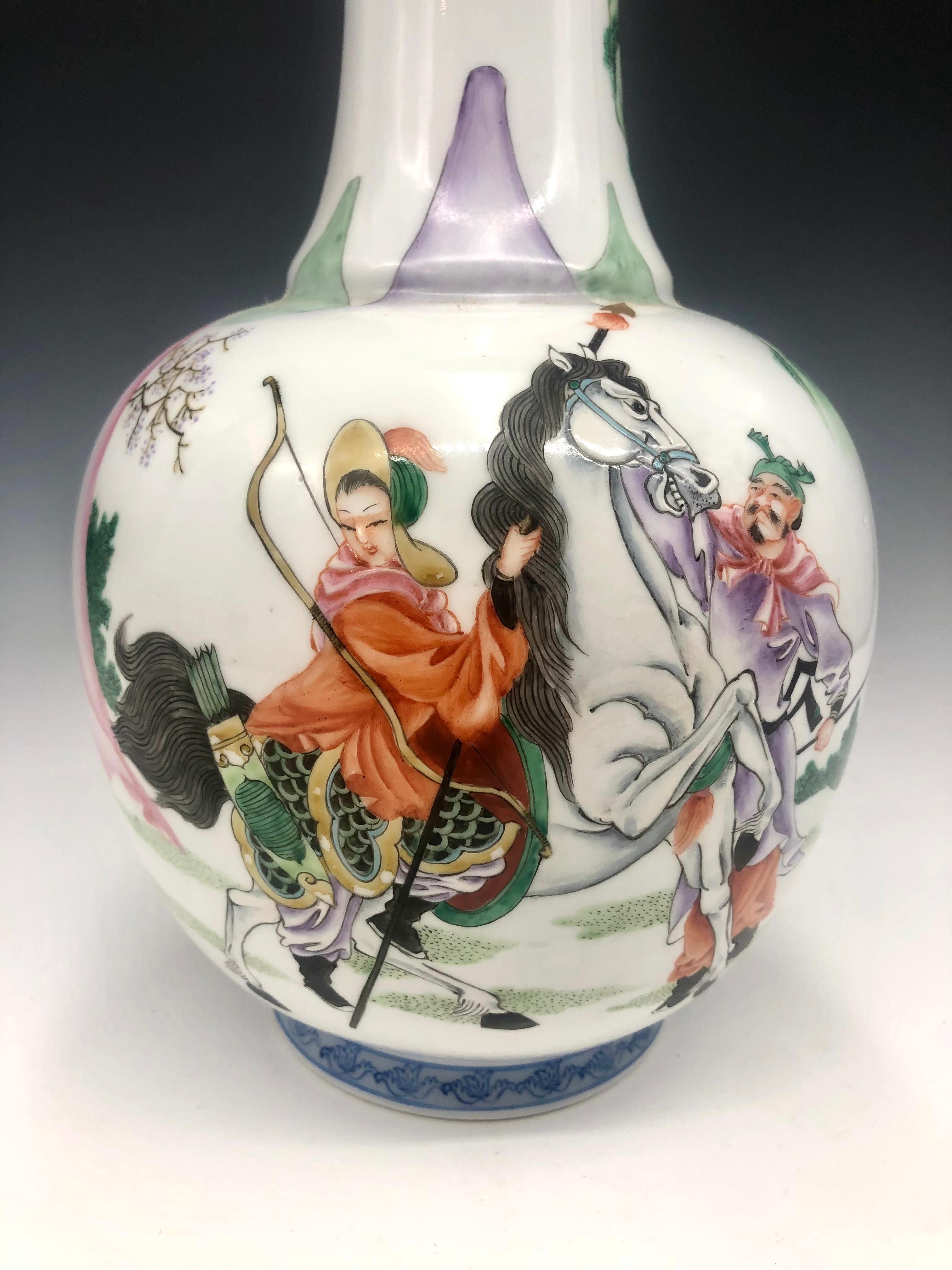 Jarrón de porcelana china de mediados del siglo XX finamente pintado a mano y decorado con vibrantes esmaltes de rosa de familia. Una de las caras representa una animada escena ecuestre de un guerrero y su ayudante sujetando a un brioso caballo,