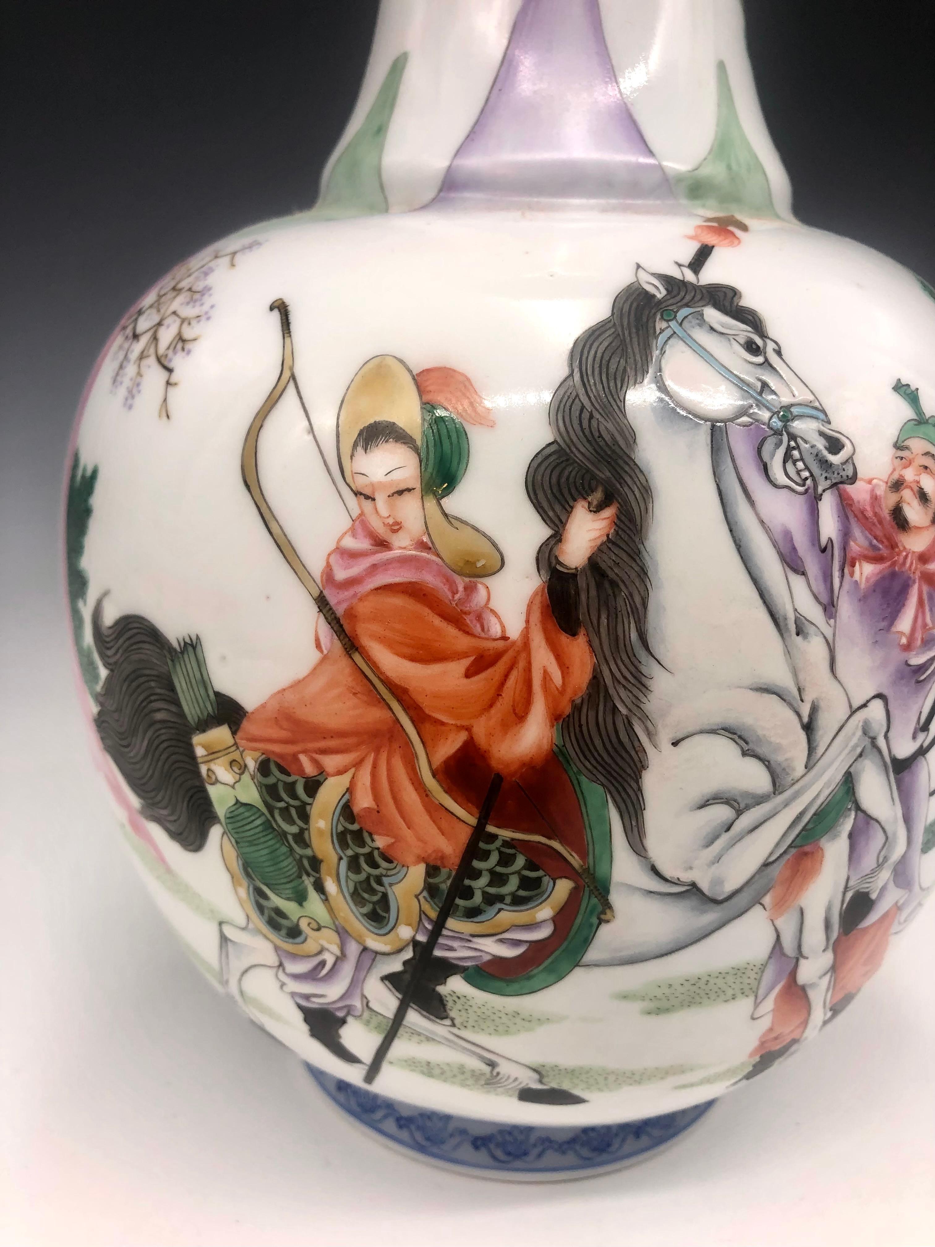 Vase en porcelaine de la famille rose de la période de la République chinoise avec scène de guerrier poétique en vente 1