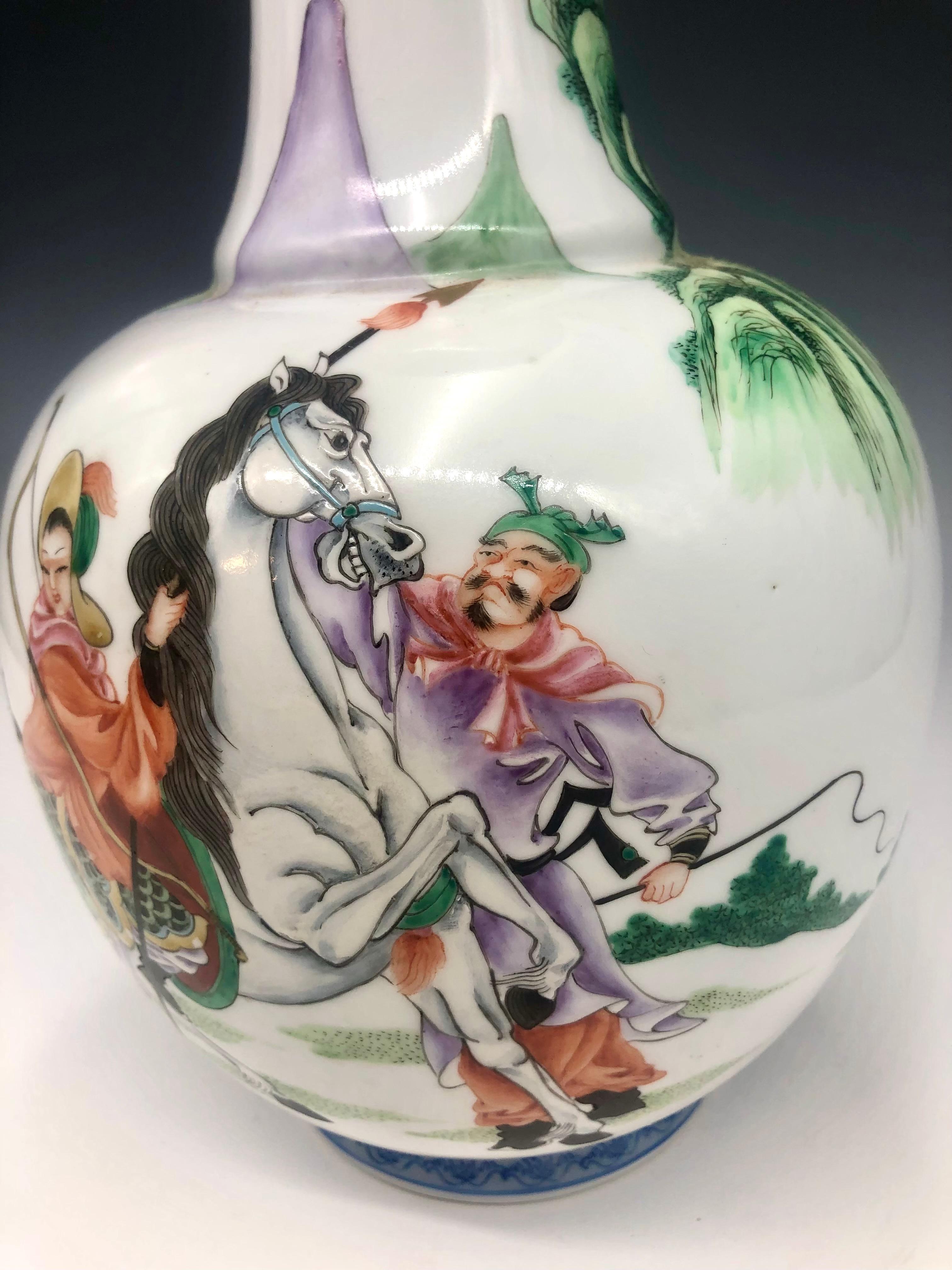 Vase en porcelaine de la famille rose de la période de la République chinoise avec scène de guerrier poétique en vente 2