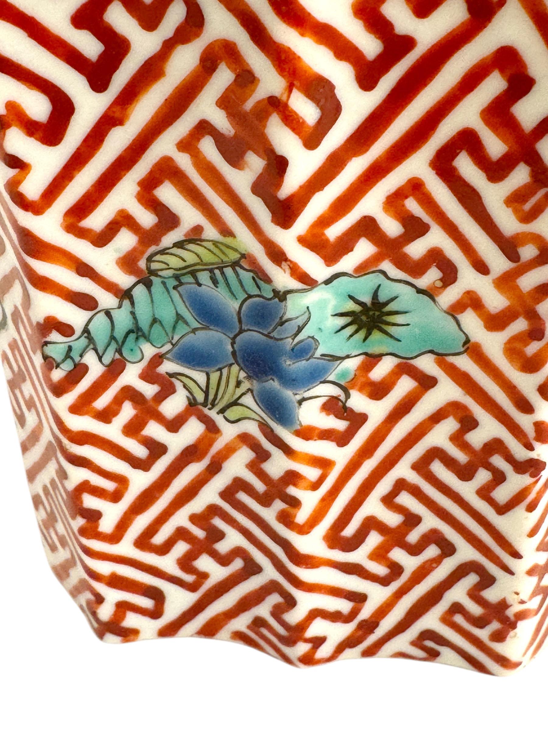 Caja de té de hierro con fondo rojo de la época de la República Famille Rose en venta 5