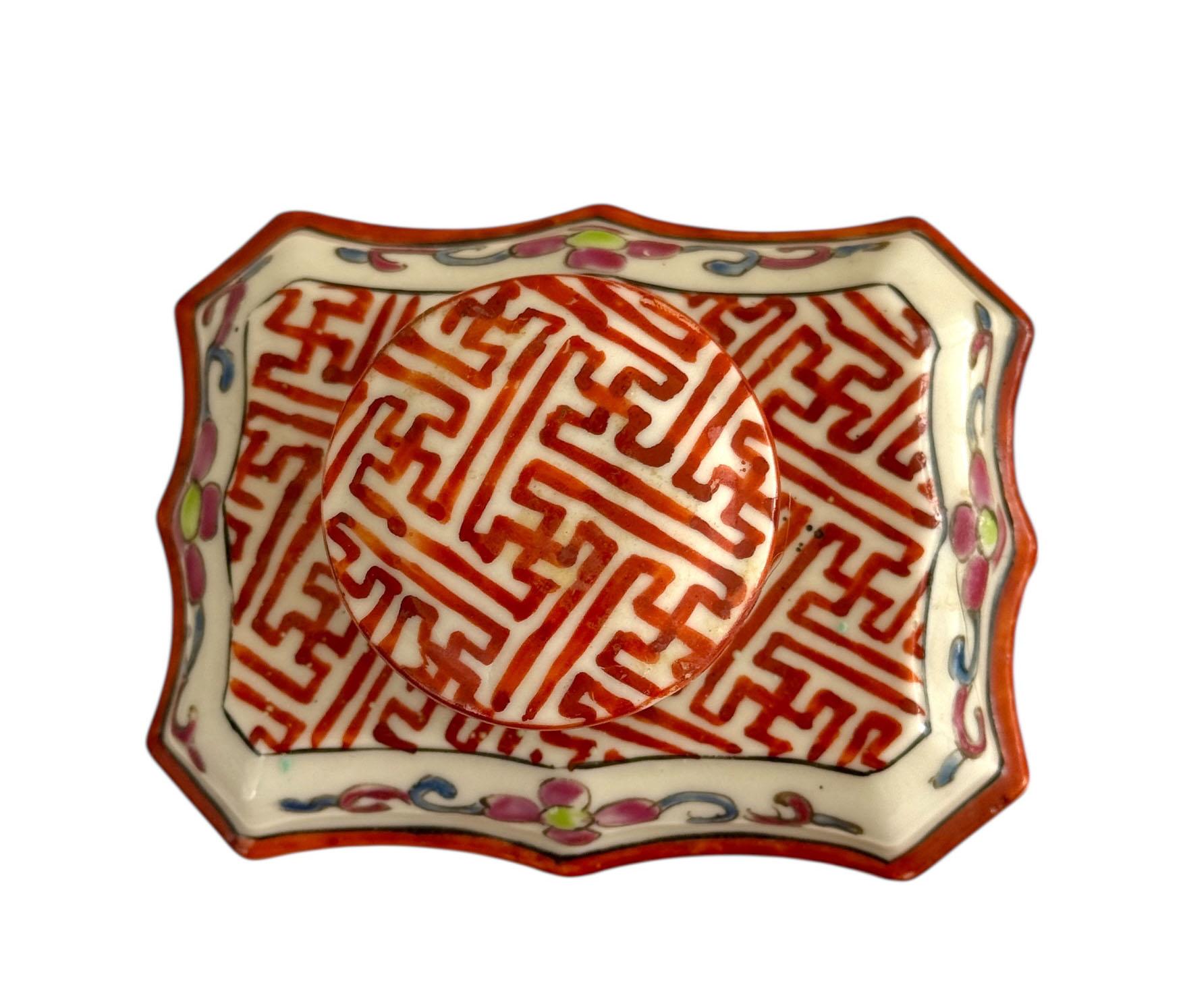 Caja de té de hierro con fondo rojo de la época de la República Famille Rose en venta 6