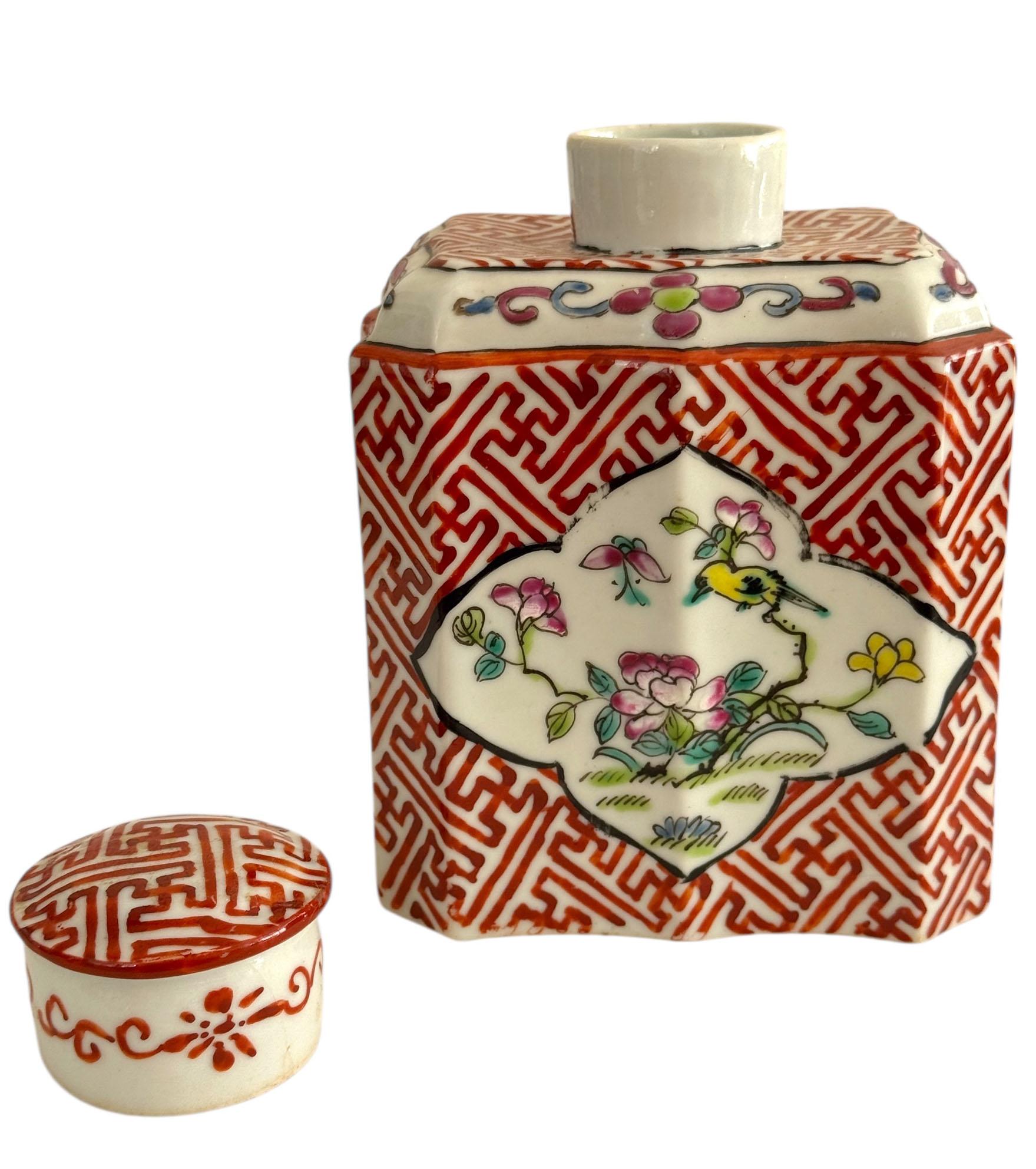 Caja de té de hierro con fondo rojo de la época de la República Famille Rose en venta 7