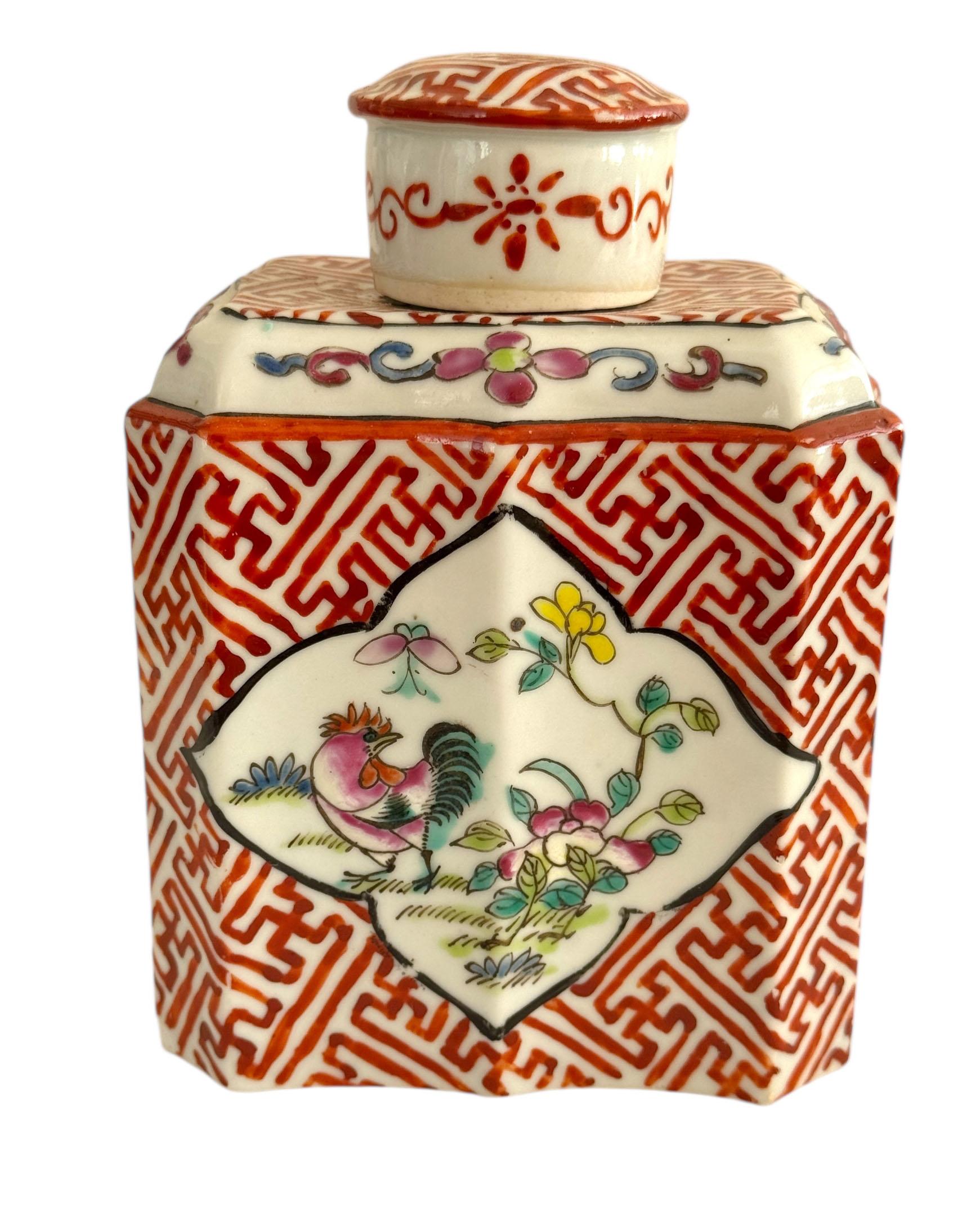 Caja de té de hierro con fondo rojo de la época de la República Famille Rose en venta 8