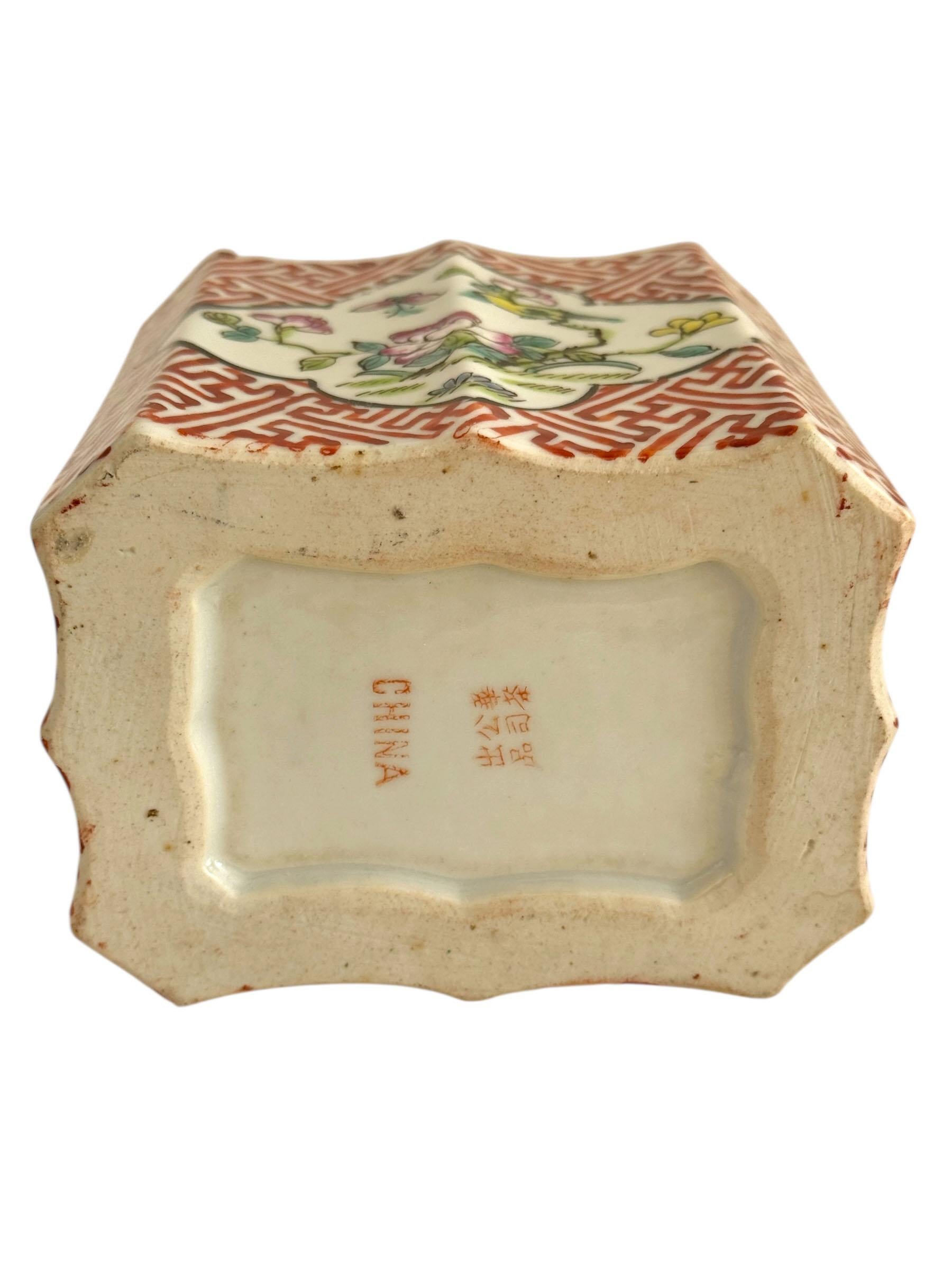 Caja de té de hierro con fondo rojo de la época de la República Famille Rose en venta 9