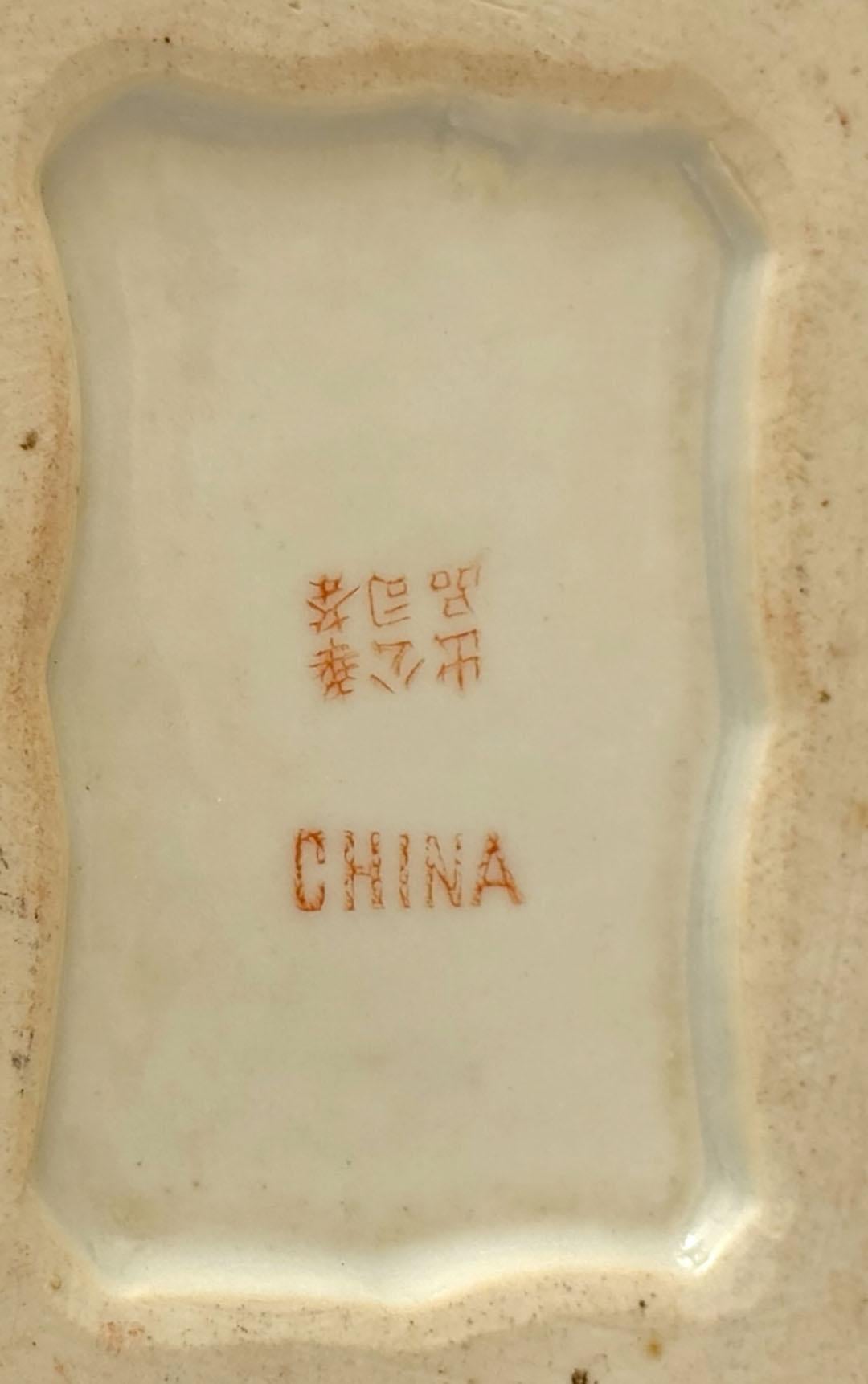 Caja de té de hierro con fondo rojo de la época de la República Famille Rose en venta 10