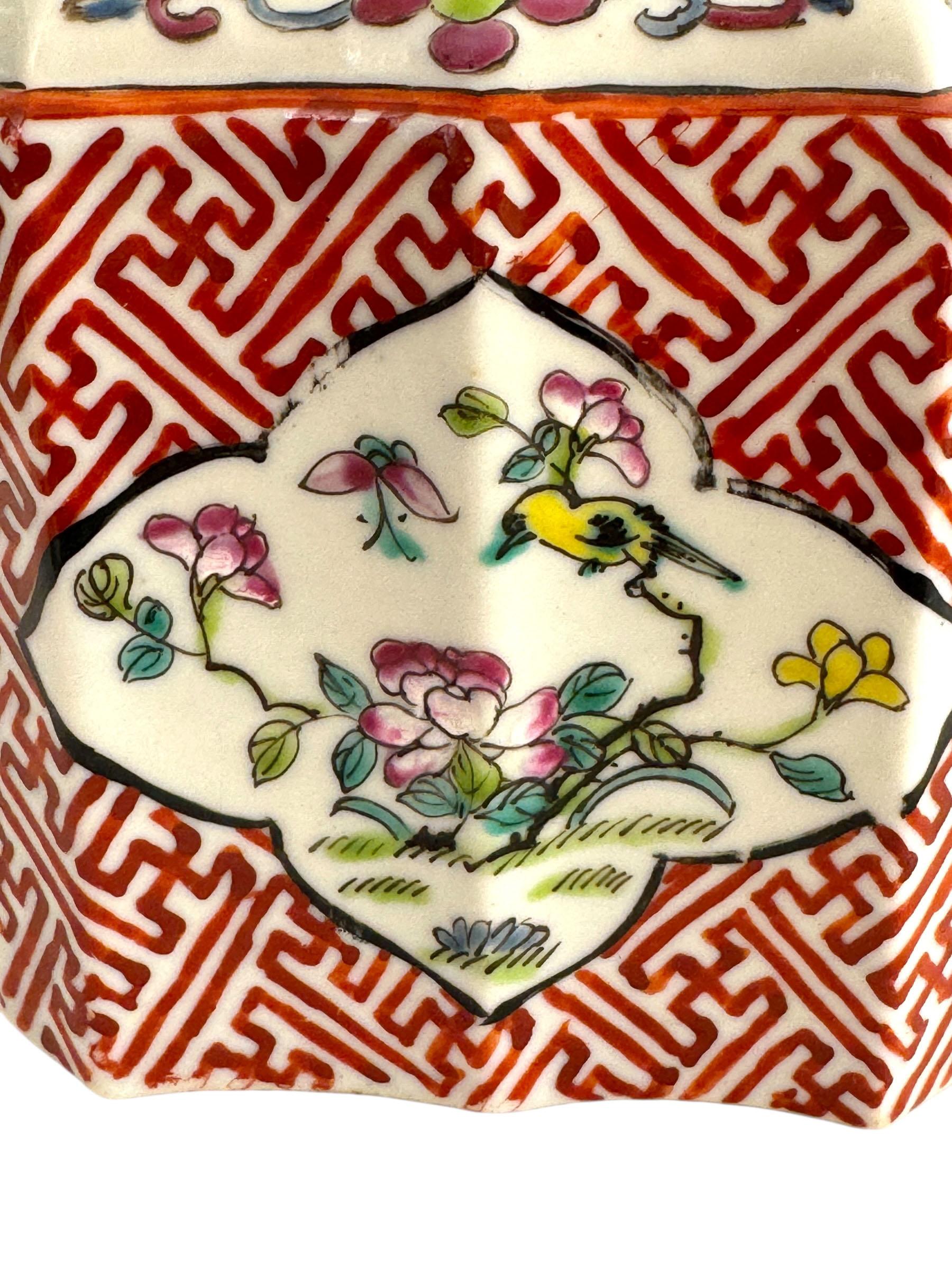 Caja de té de hierro con fondo rojo de la época de la República Famille Rose Chino en venta