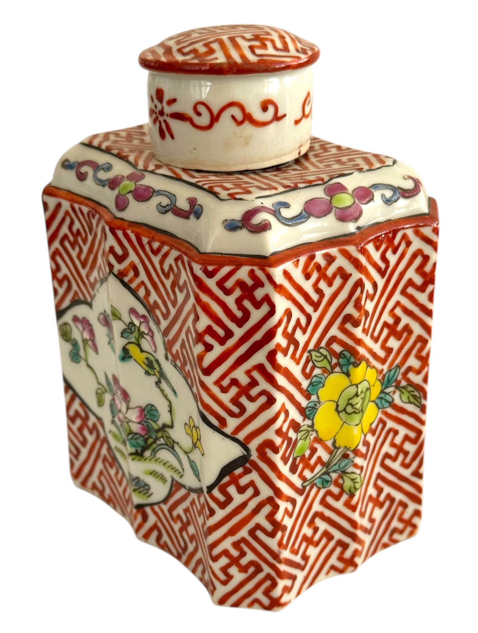 Caja de té de hierro con fondo rojo de la época de la República Famille Rose en Bueno estado para la venta en Clearwater, FL