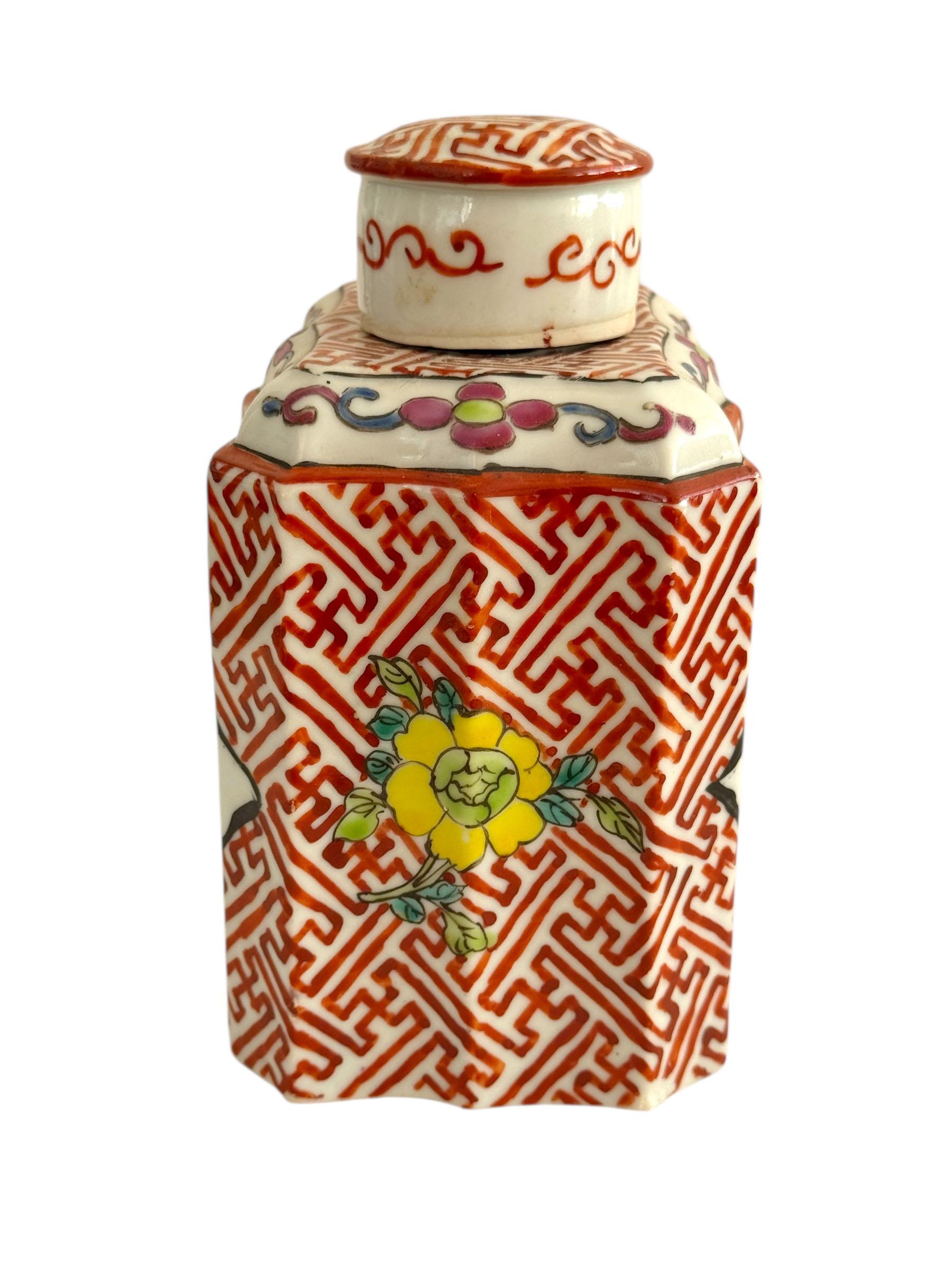 Caja de té de hierro con fondo rojo de la época de la República Famille Rose mediados del siglo XX en venta