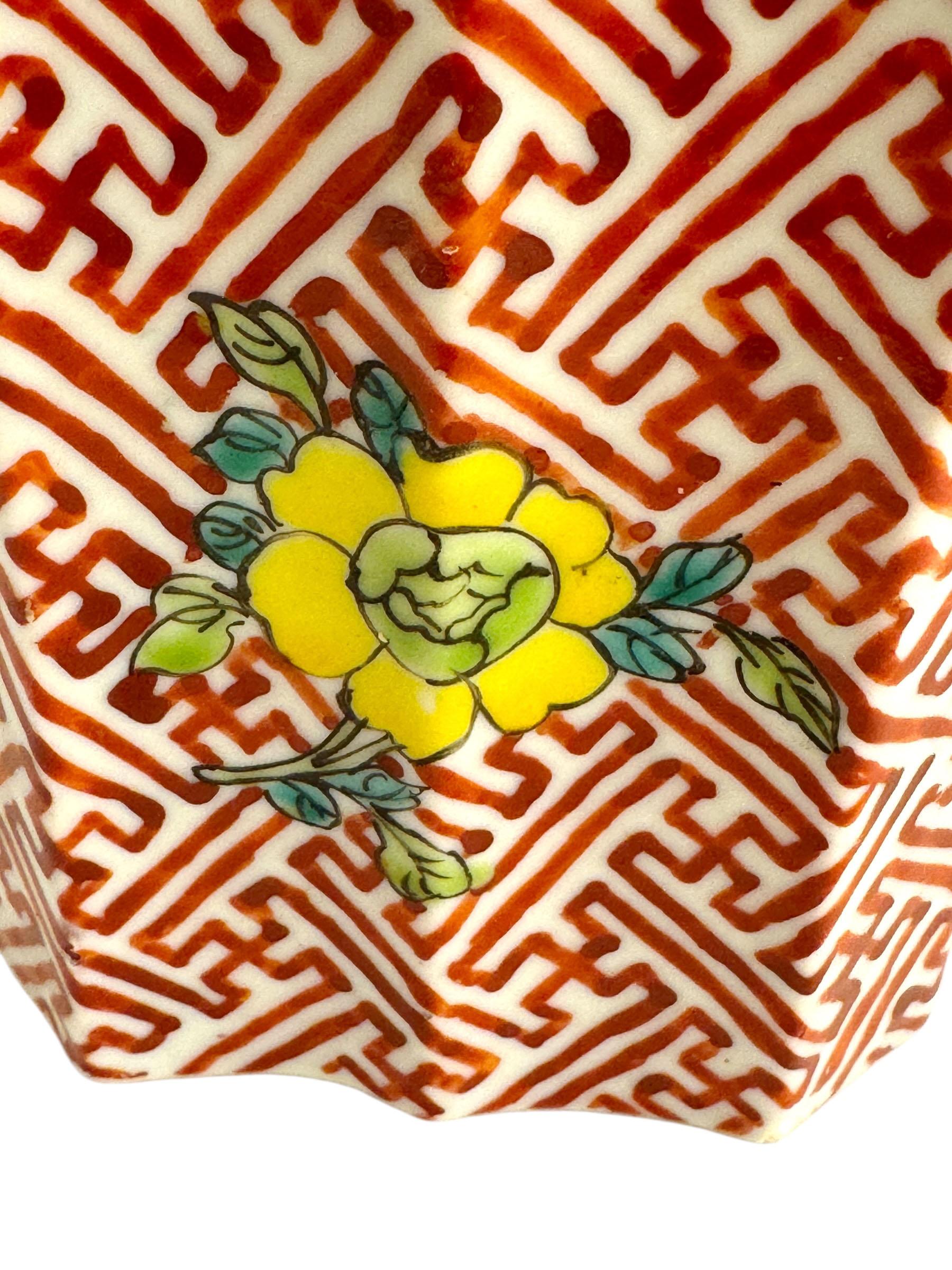 Caja de té de hierro con fondo rojo de la época de la República Famille Rose Porcelana en venta