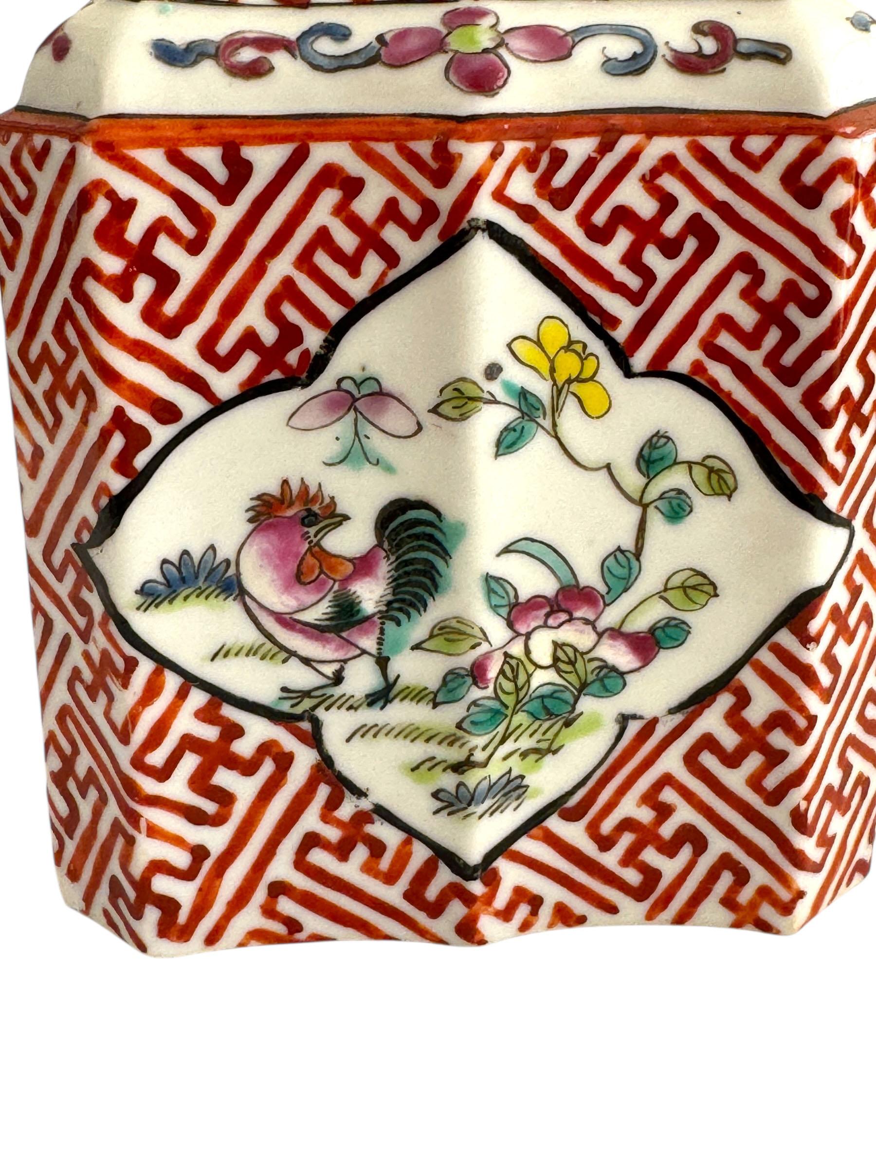 Caja de té de hierro con fondo rojo de la época de la República Famille Rose en venta 1