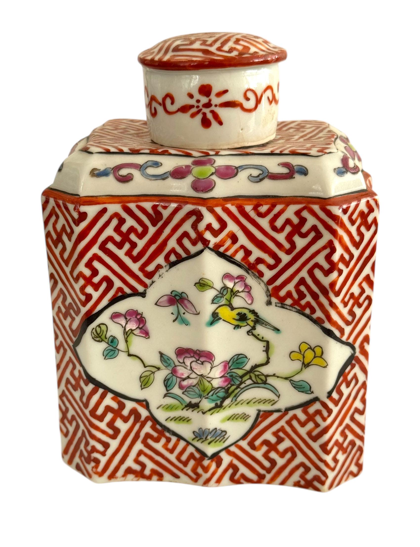 Caja de té de hierro con fondo rojo de la época de la República Famille Rose en venta 2