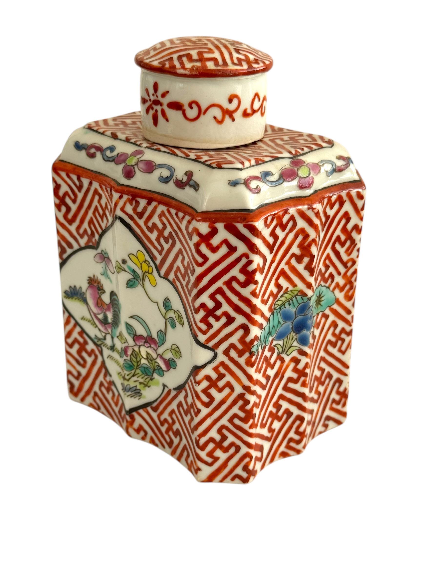 Caja de té de hierro con fondo rojo de la época de la República Famille Rose en venta 3