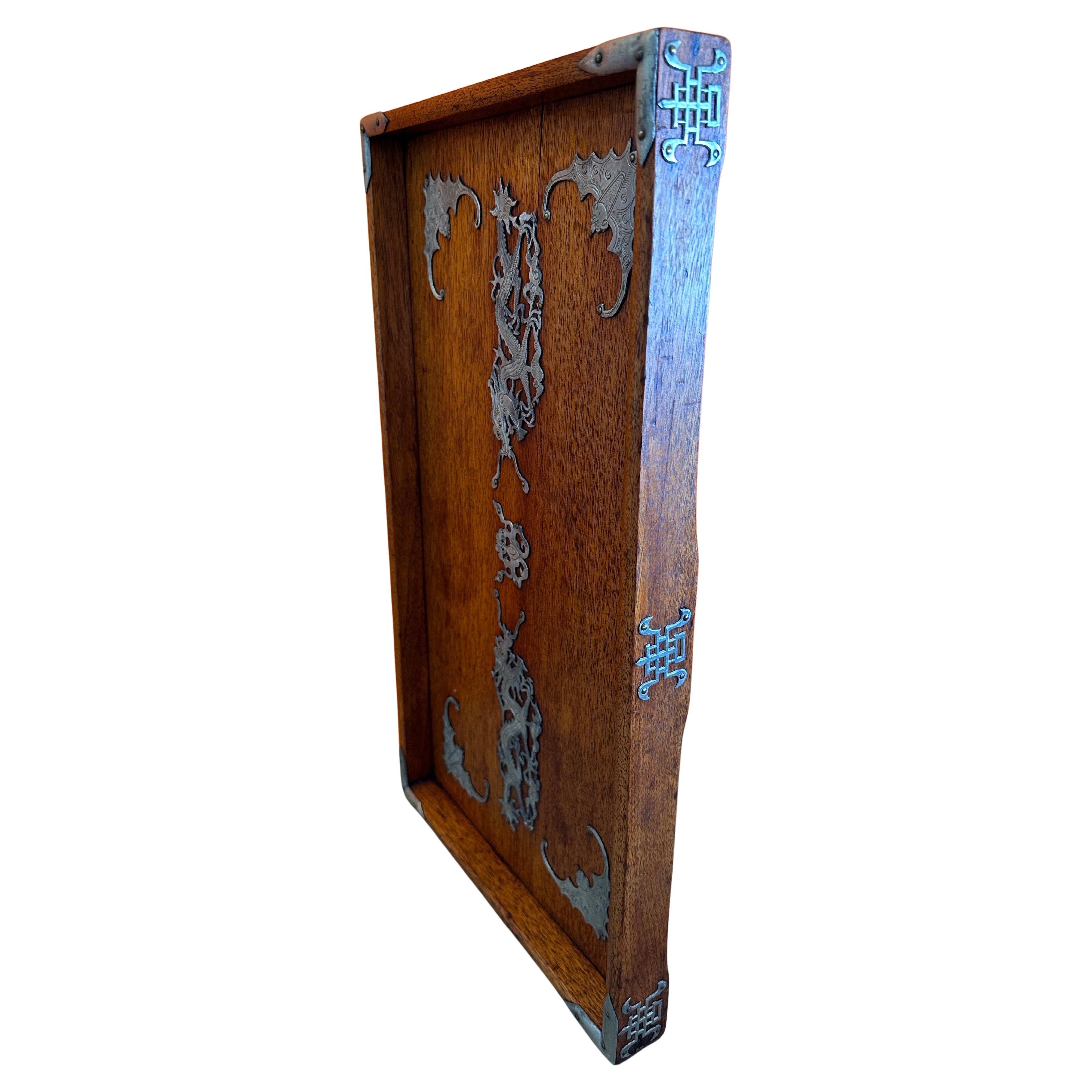 Chinois Plateau de service d'époque République en bois de rose et étain à motif de dragon/chauve-souris chinois en vente