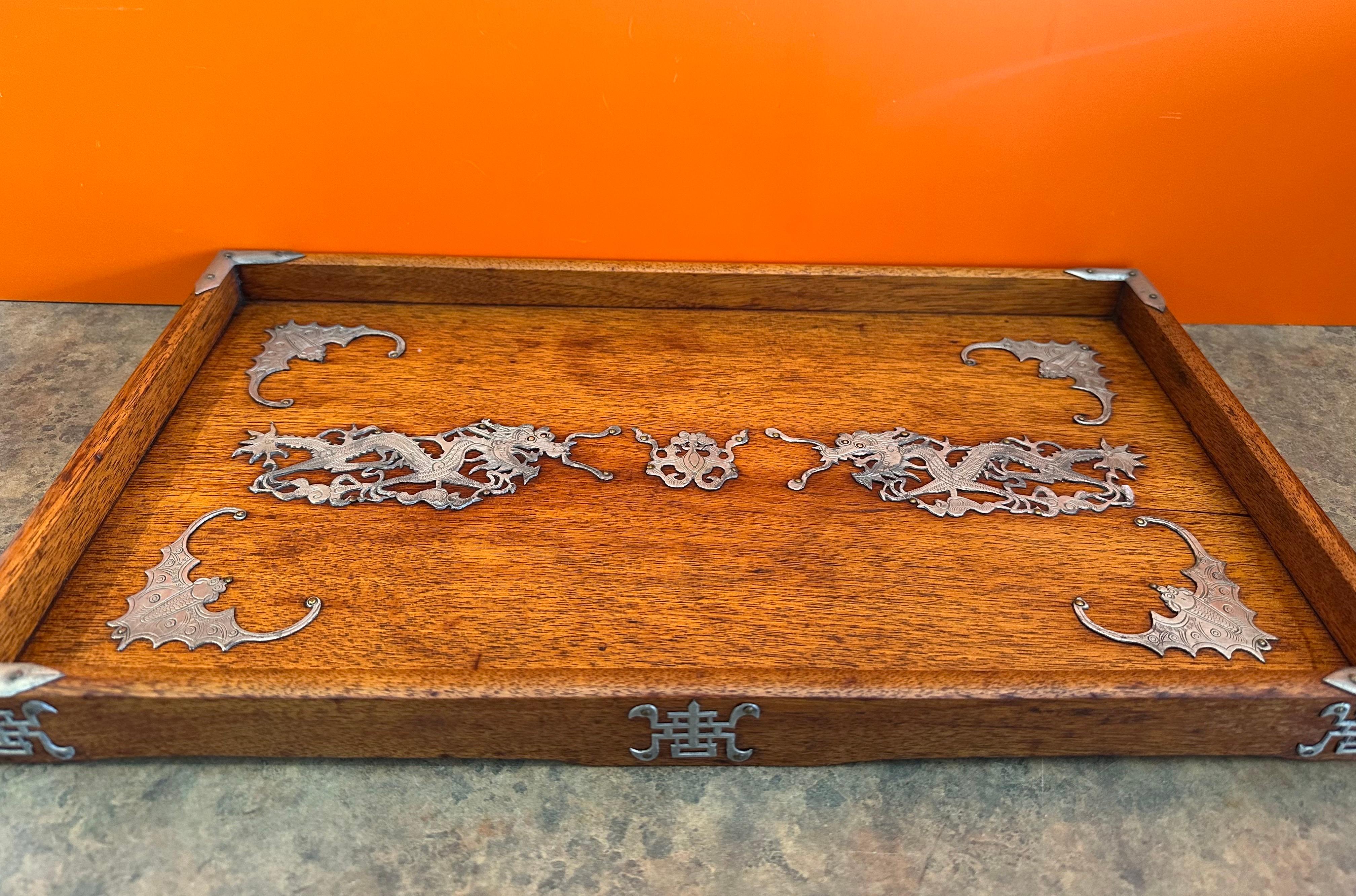 Plateau de service d'époque République en bois de rose et étain à motif de dragon/chauve-souris chinois en vente 1