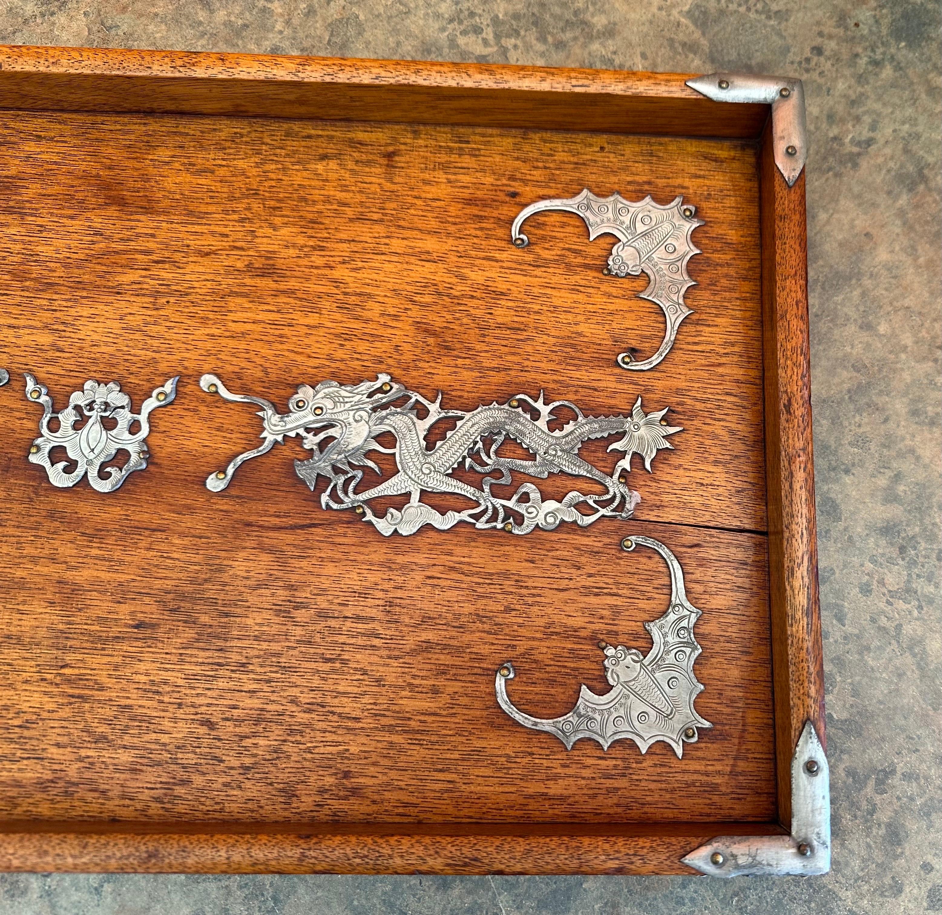 Plateau de service d'époque République en bois de rose et étain à motif de dragon/chauve-souris chinois en vente 2